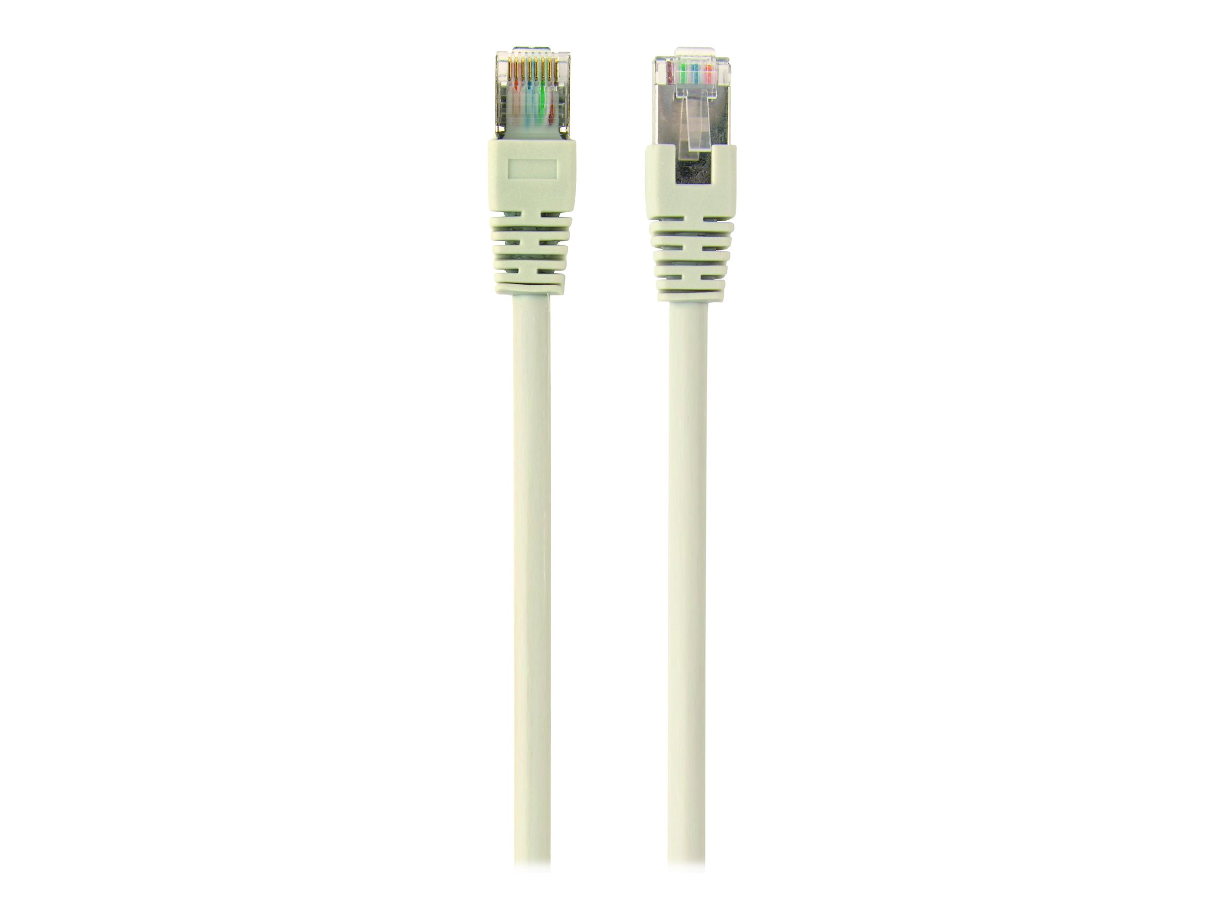 Due cavi di rete beige con connettori. Sfondo bianco. Connettori trasparenti.