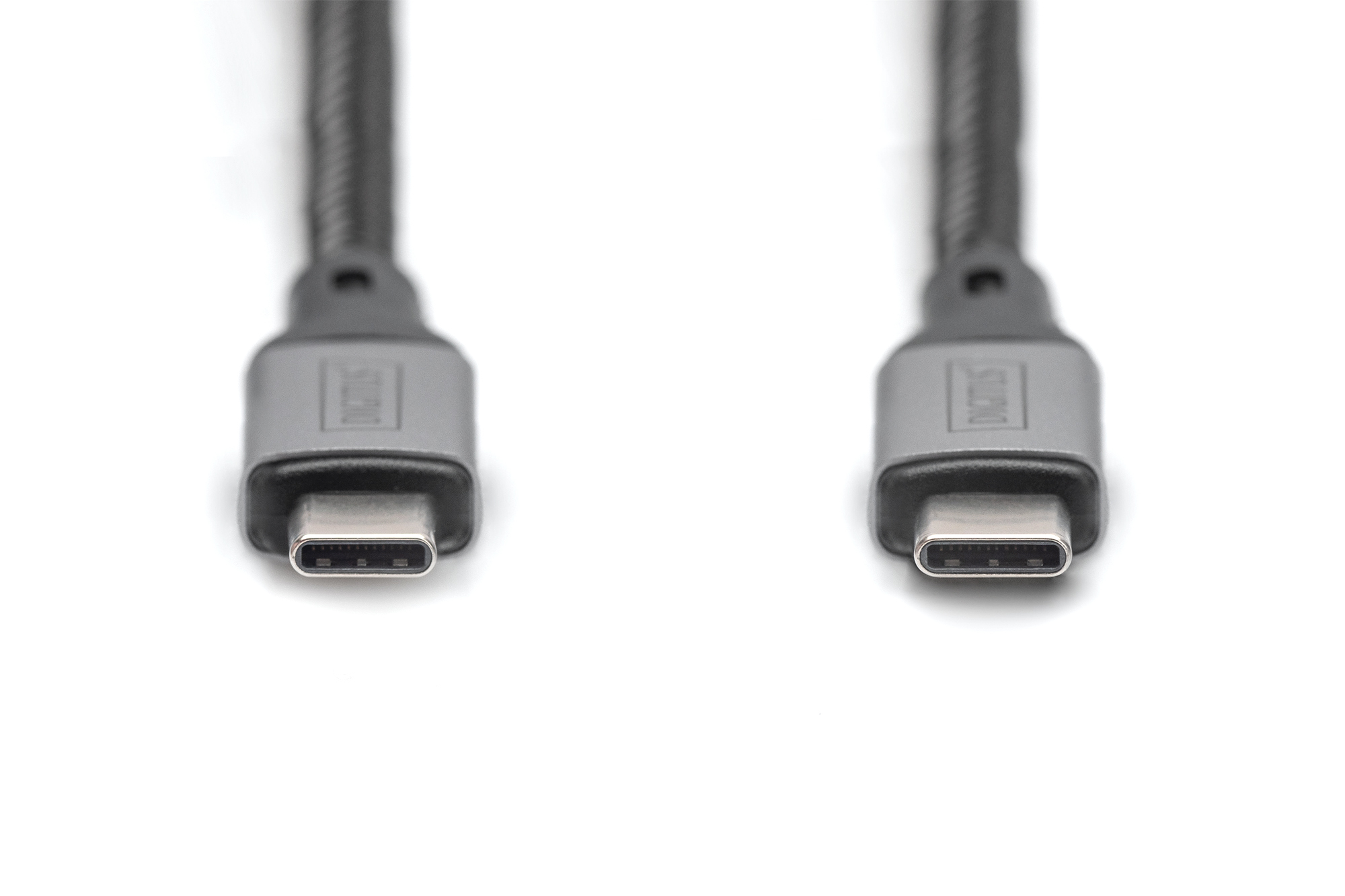 Dwa czarne kable USB-C z metalowymi złączami. Białe tło. Widoczna etykieta DIGITUS.