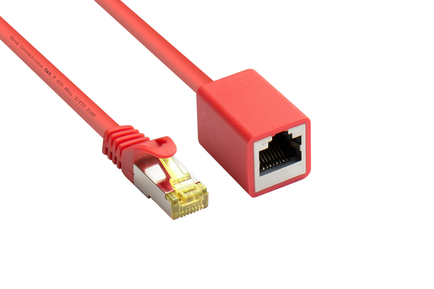 Czerwony kabel ethernet z wtyczką i końcówką, białe tło.