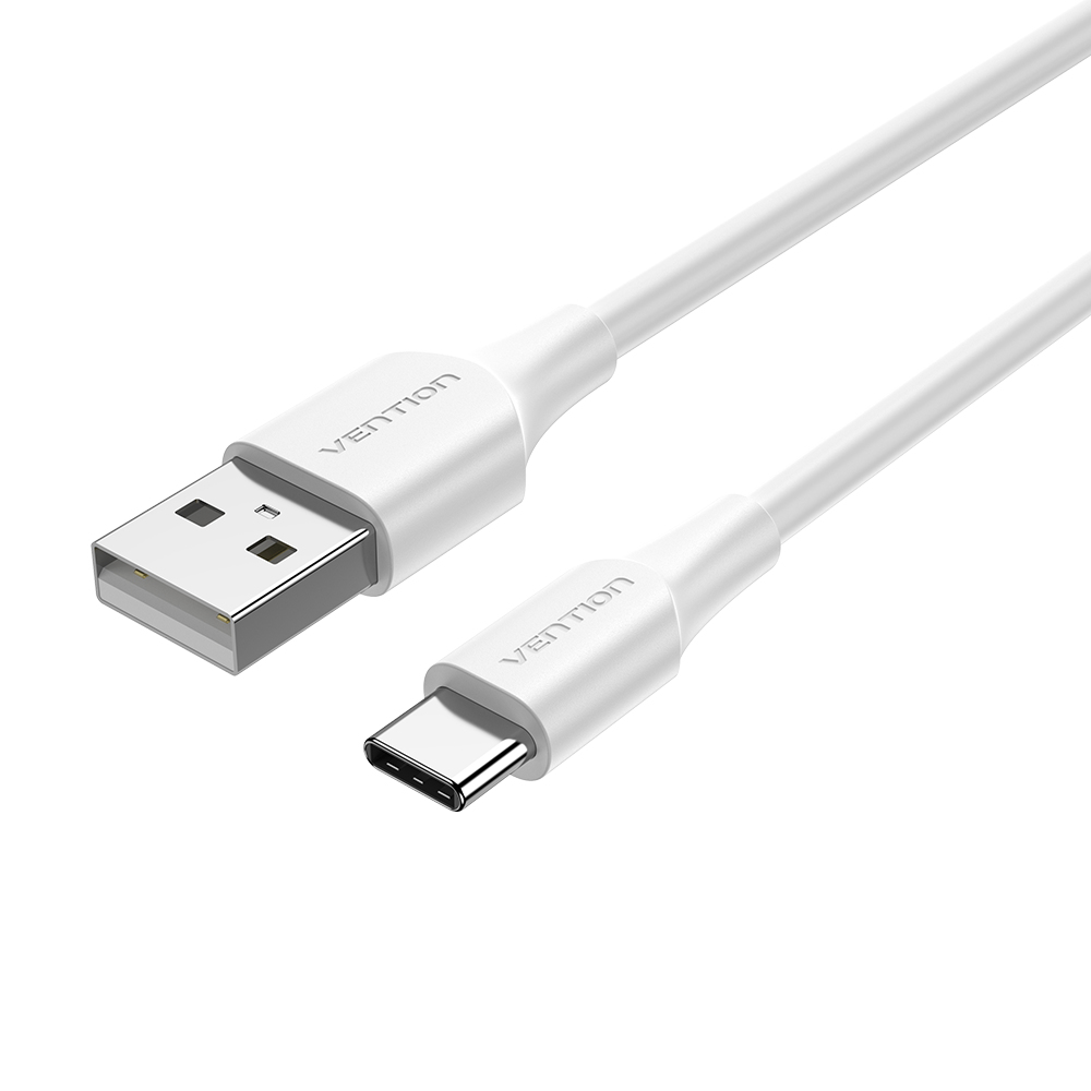 Cavo bianco USB-A a USB-C con connettori bianchi. Sfondo bianco.