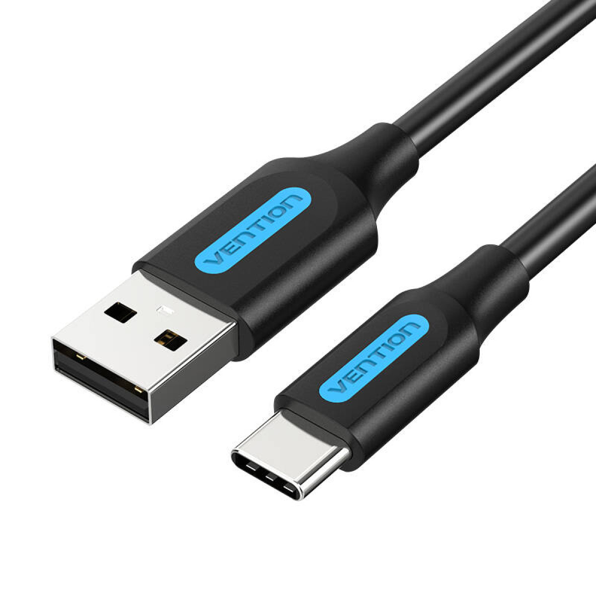 Cavo nero USB-A a USB-C con dettagli blu. Sfondo bianco.