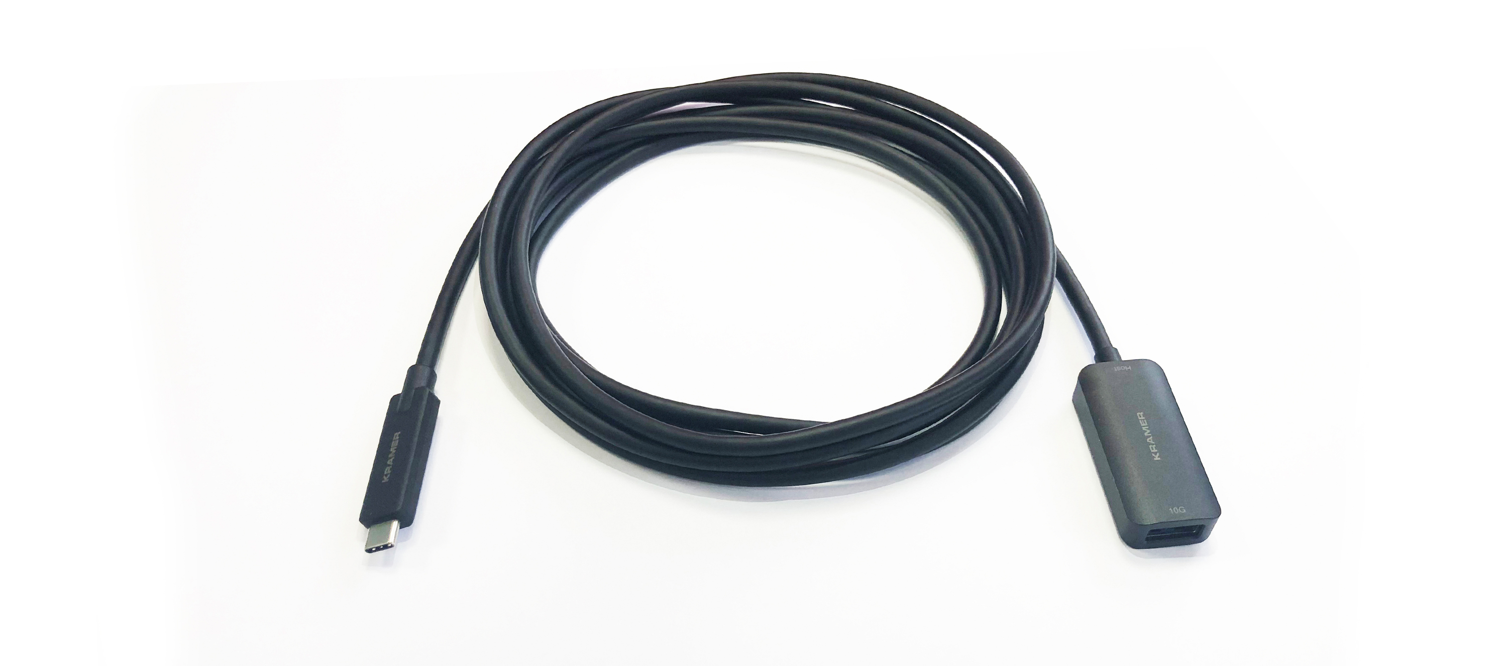 Cavo USB-C a USB-C nero. Sfondo bianco.