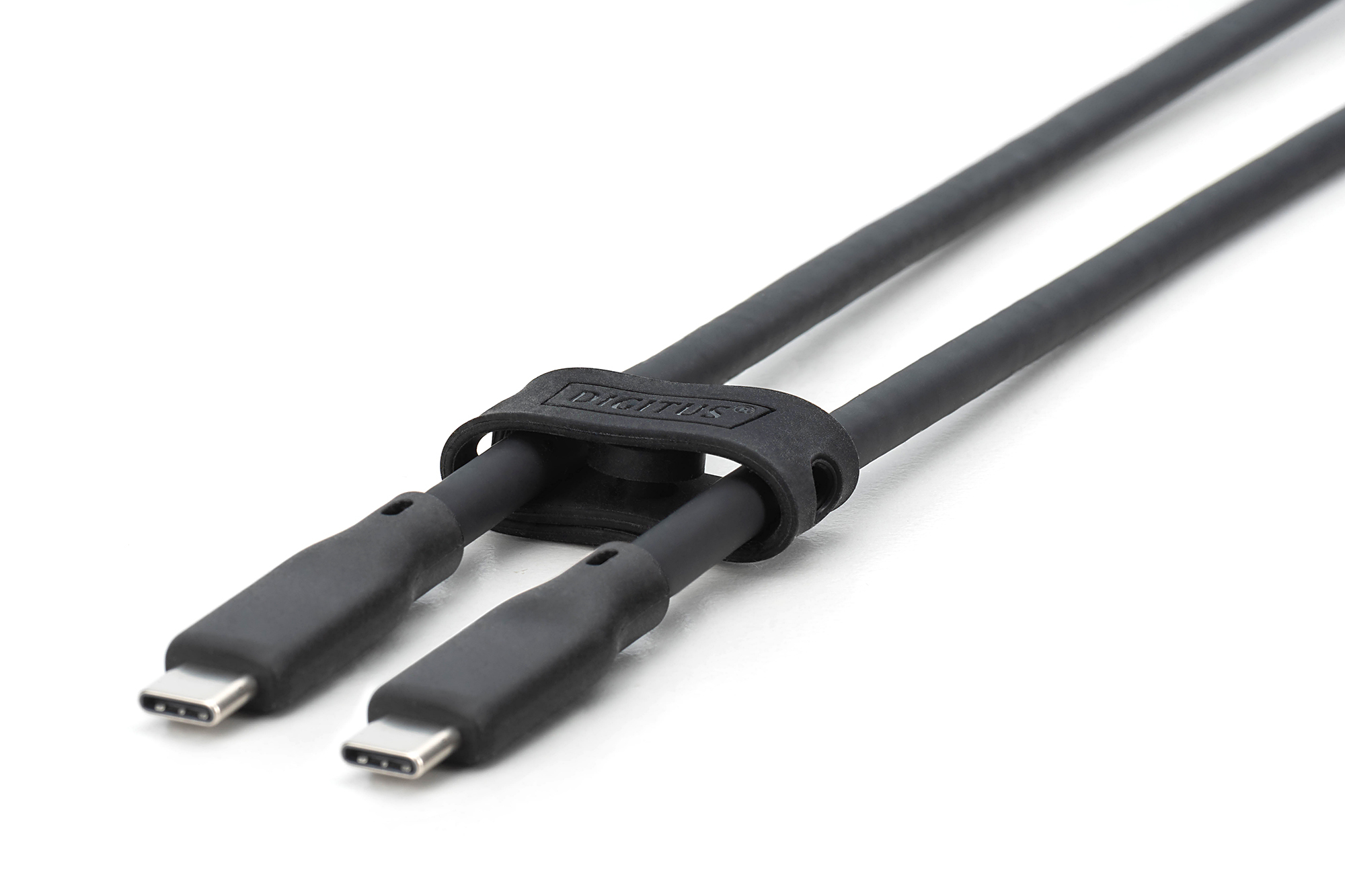 Beyaz zemin üzerinde Digitus kayışlı iki siyah USB-C kablosu.