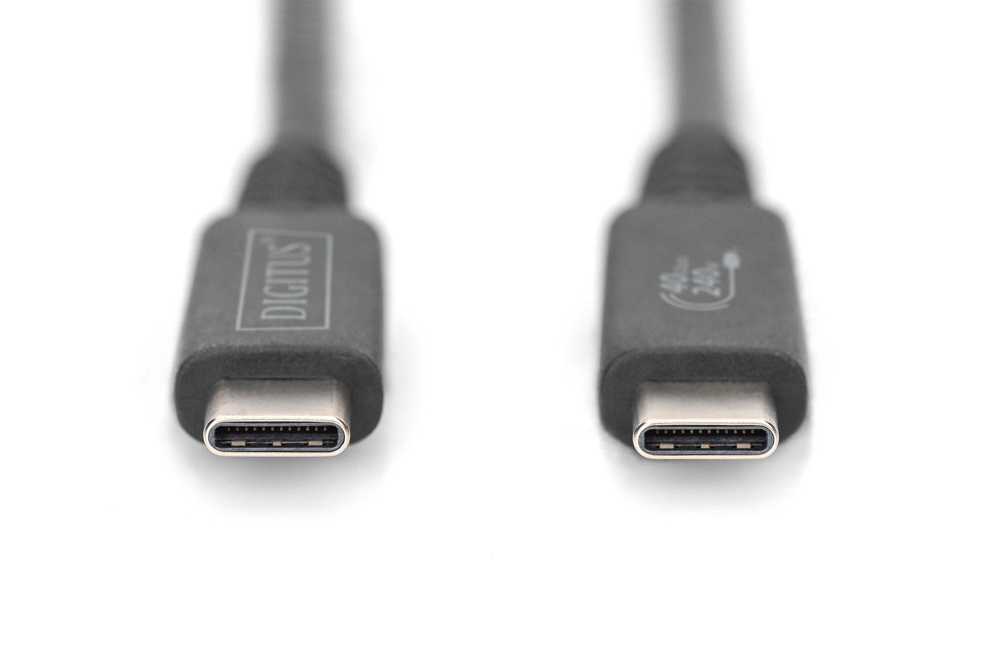Szare kable USB-C z logo DIGITUS. Białe tło.