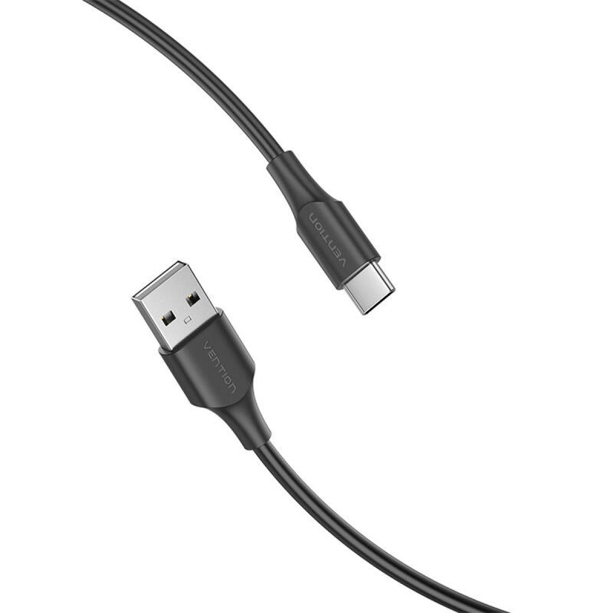 Zwarte USB-C kabel met USB en USB-C connectoren, schuin weergegeven.