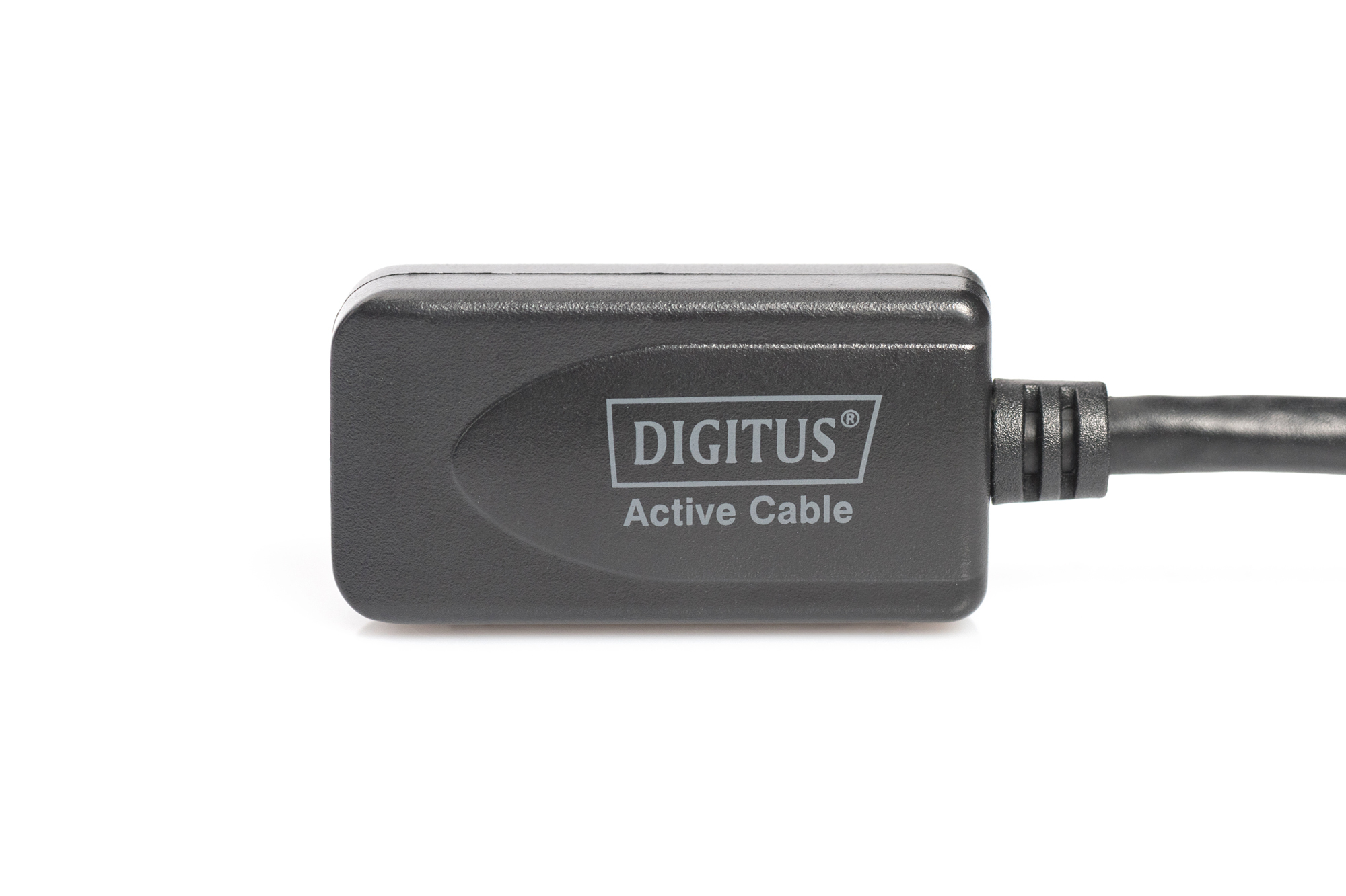 Zbliżenie czarnego złącza DIGITUS Active Cable z białym tekstem na białym tle.