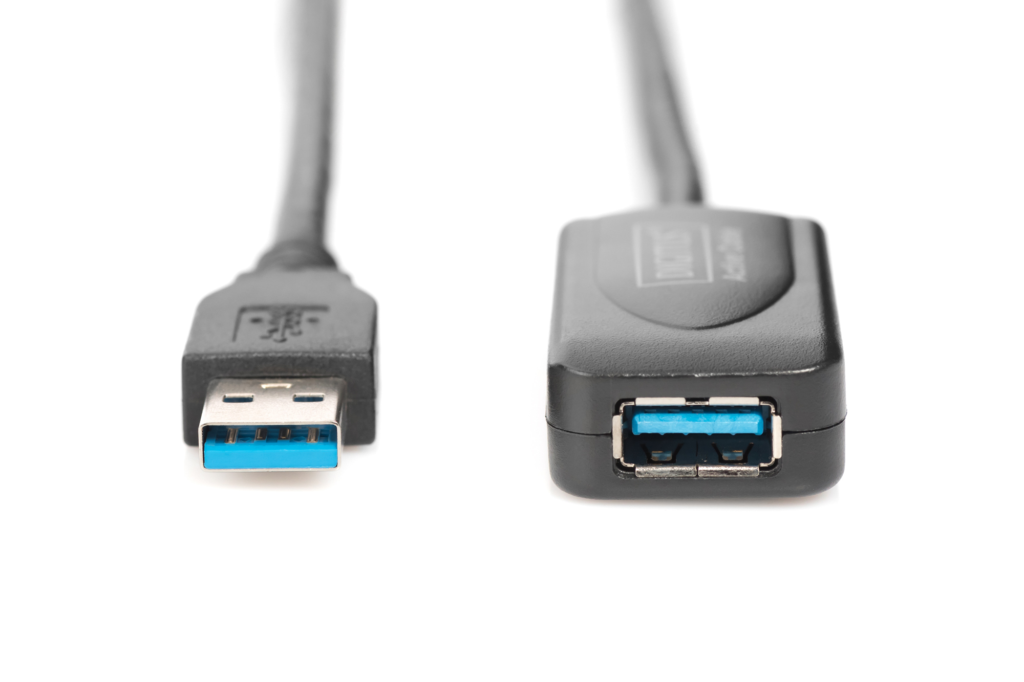 Kabel USB-A do USB-A z czarnym adapterem. Białe tło.