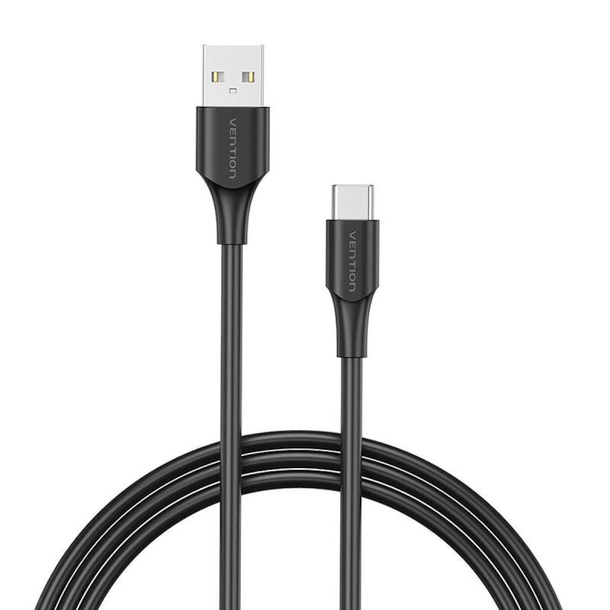 Een zwarte USB-naar-USB-C kabel wordt getoond. Beide uiteinden zijn zwart. De kabel is gekruld. De achtergrond is wit.