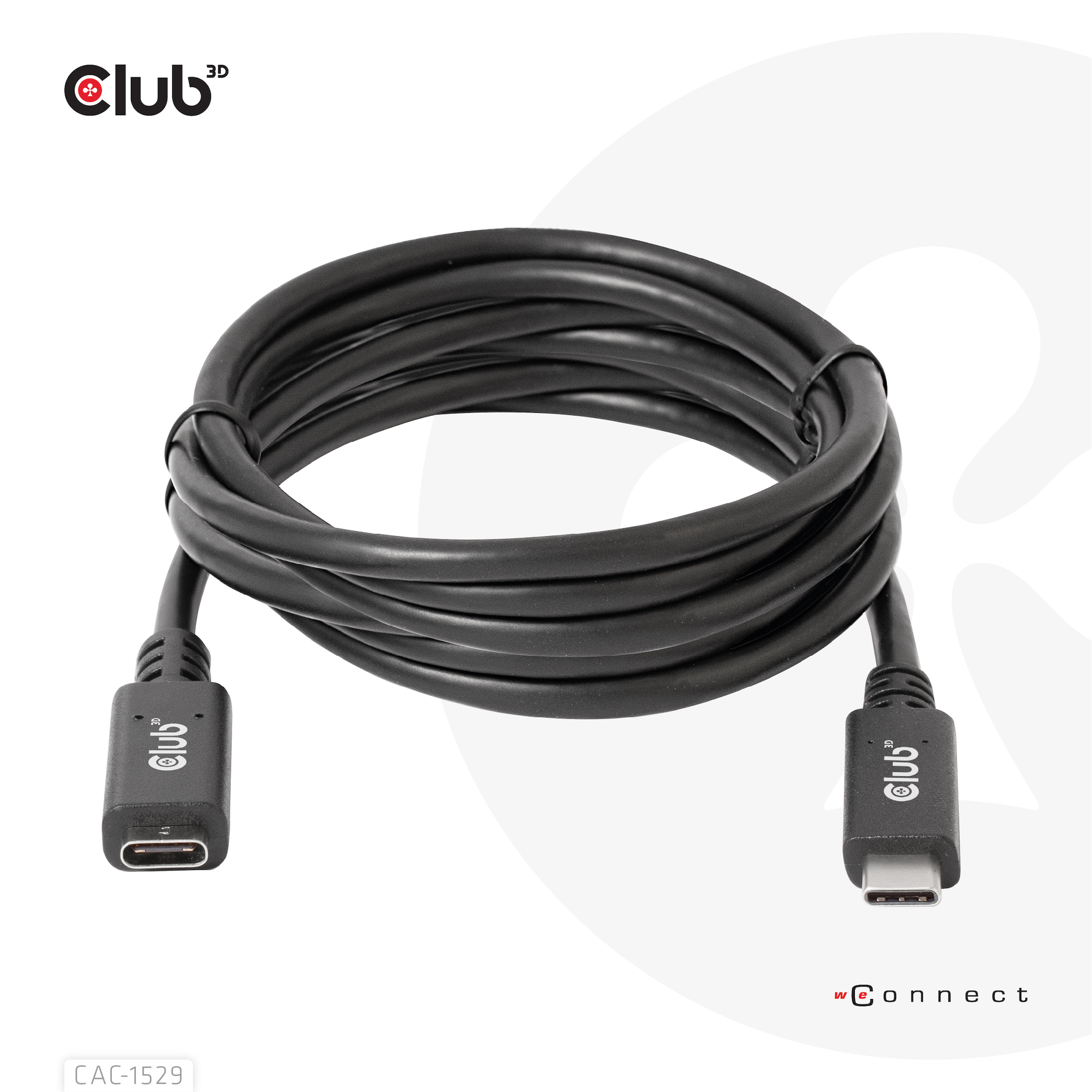 Un cavo USB-C nero, arrotolato, appoggiato su una superficie bianca, con il logo 'Club 3D'.