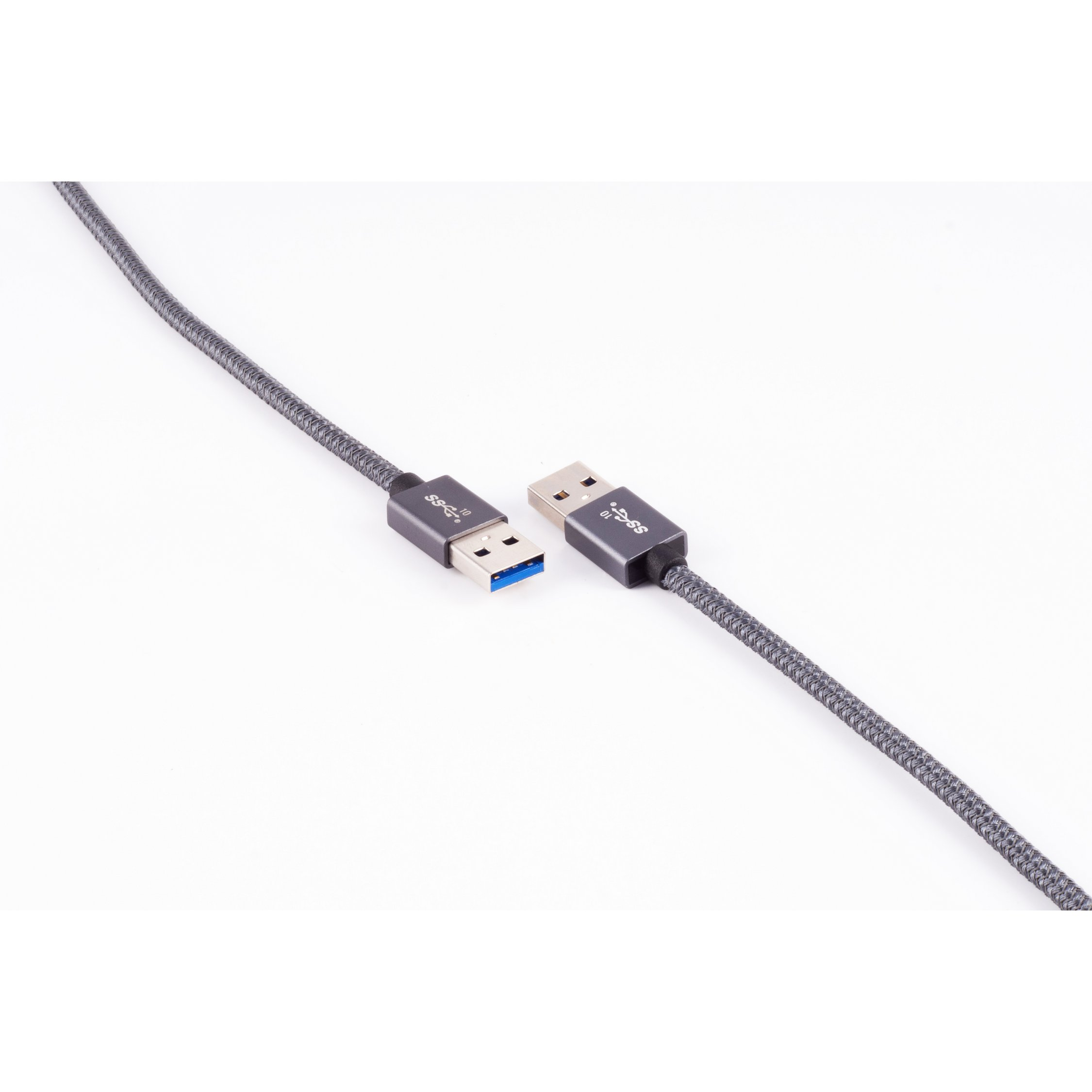 Cavo USB grigio con connettori USB-A e USB-C su sfondo bianco.