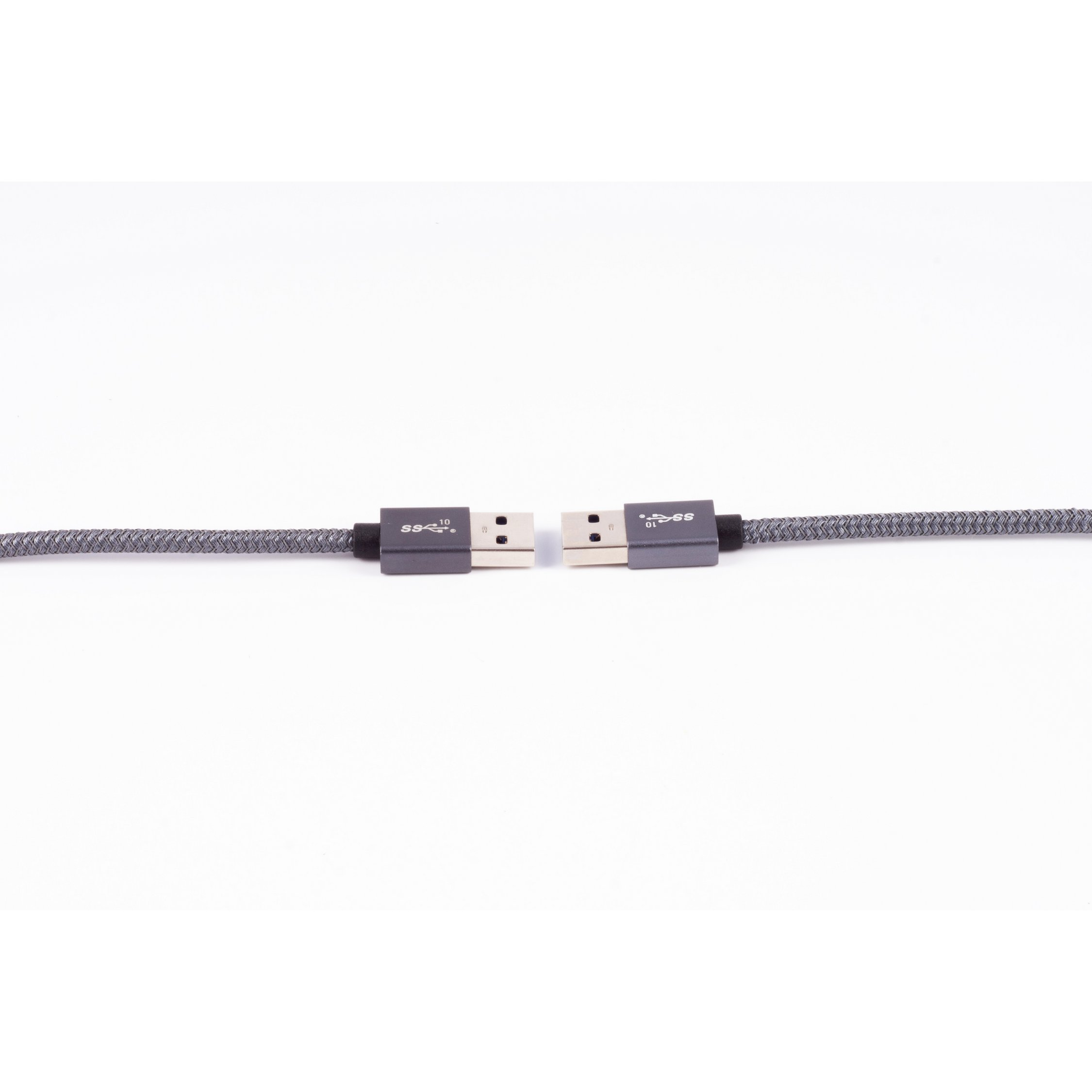 Due cavi USB grigi collegati. Sfondo bianco.