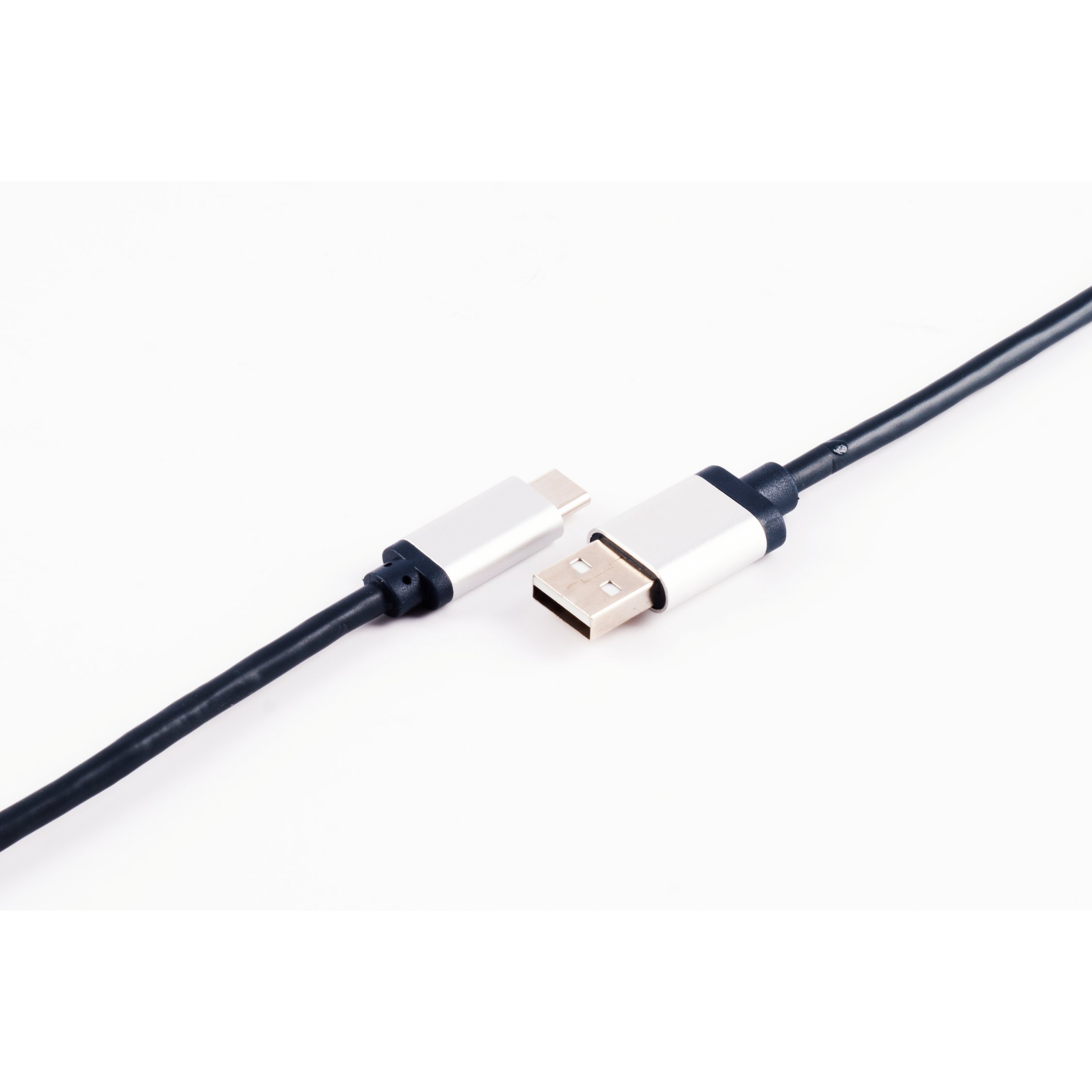 Kabel USB do USB-C. Złącza są srebrne z czarnymi i czerwonymi akcentami. Białe tło.