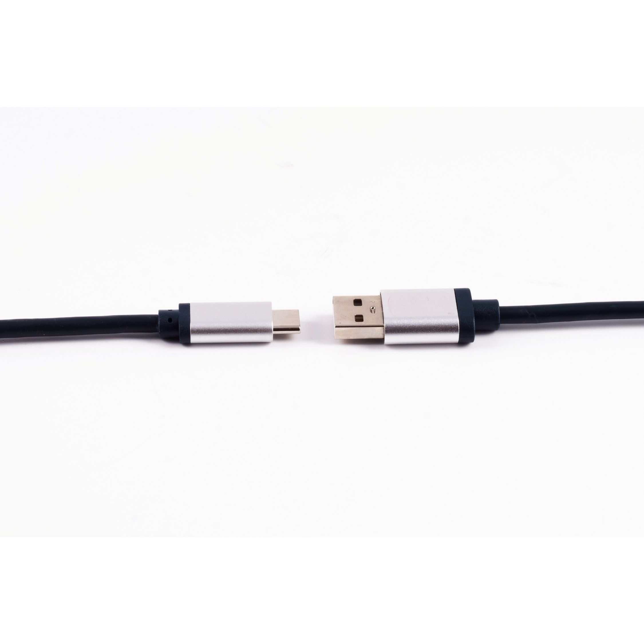 Kabel USB-C do USB. Pokazano oba końce. Białe tło.