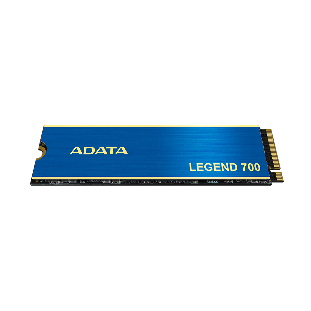 Niebieski dysk SSD ADATA Legend 700. Złoty tekst i logo. Izolowane na białym tle.