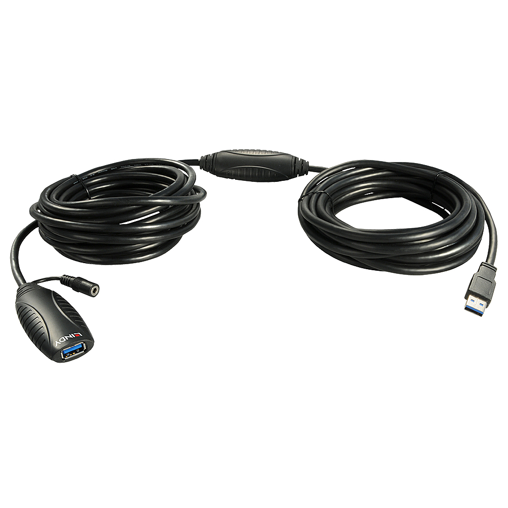 Un cavo di prolunga USB nero arrotolato. Collega due porte USB-A con un ingresso di alimentazione. Lo sfondo è bianco.