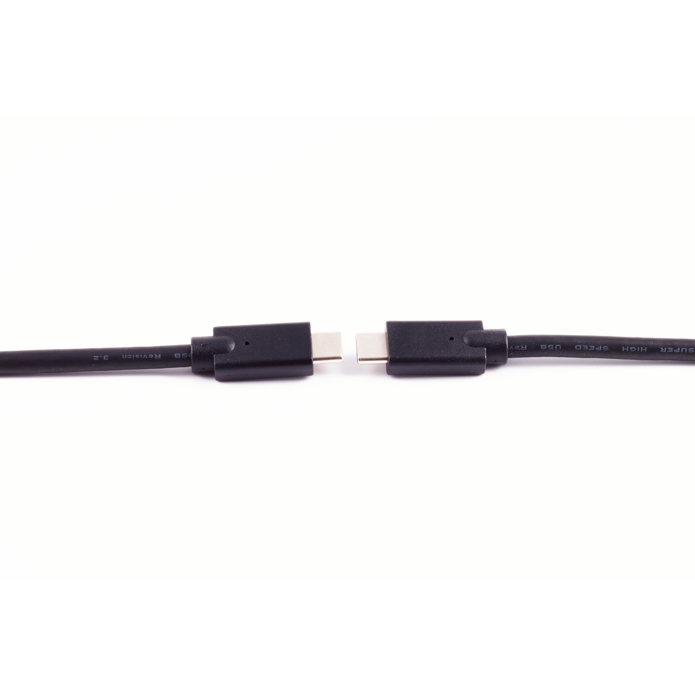 Due cavi USB-C neri con connettori, uno di fronte all'altro su sfondo bianco.