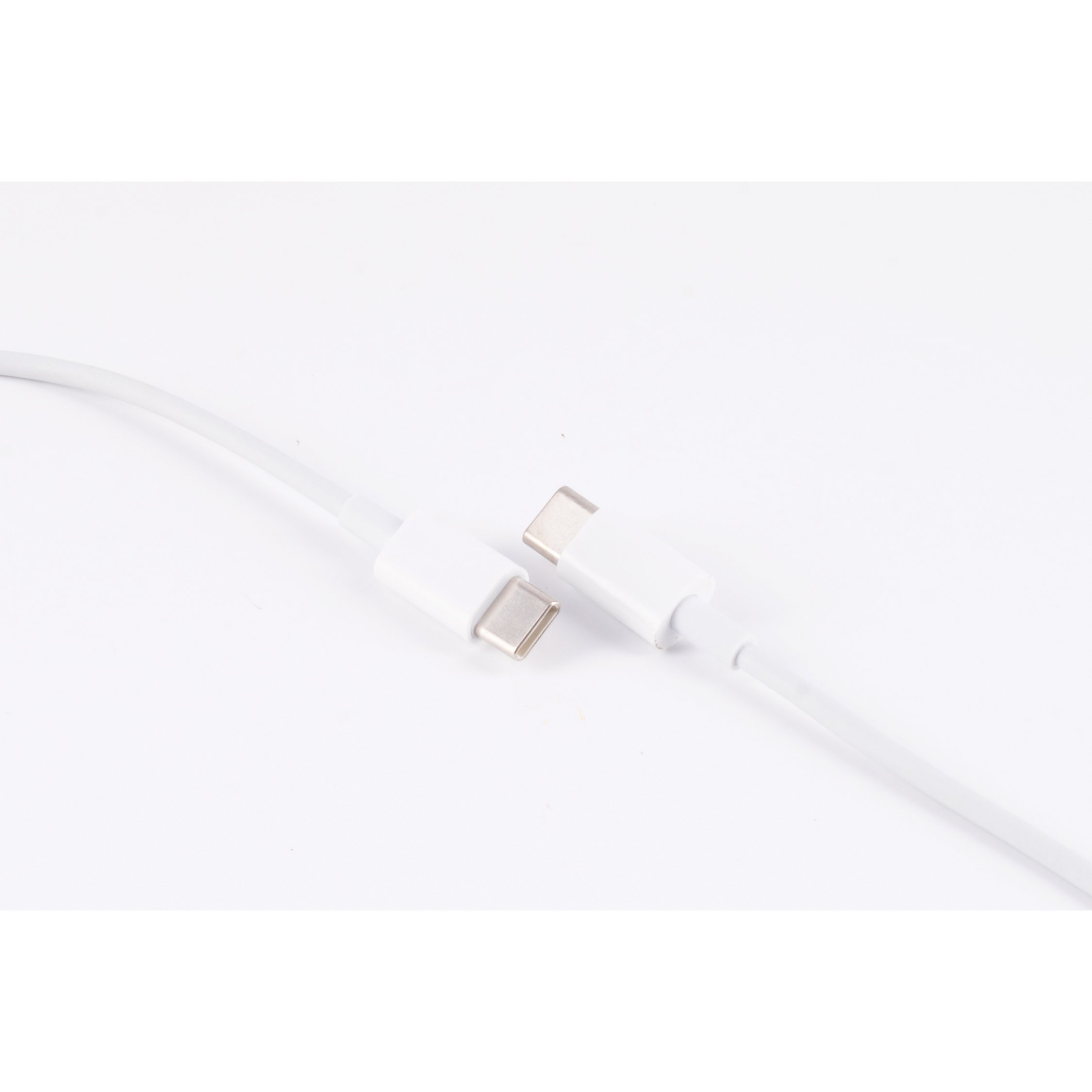Cavo USB-C bianco con connettori bianchi, su sfondo bianco.