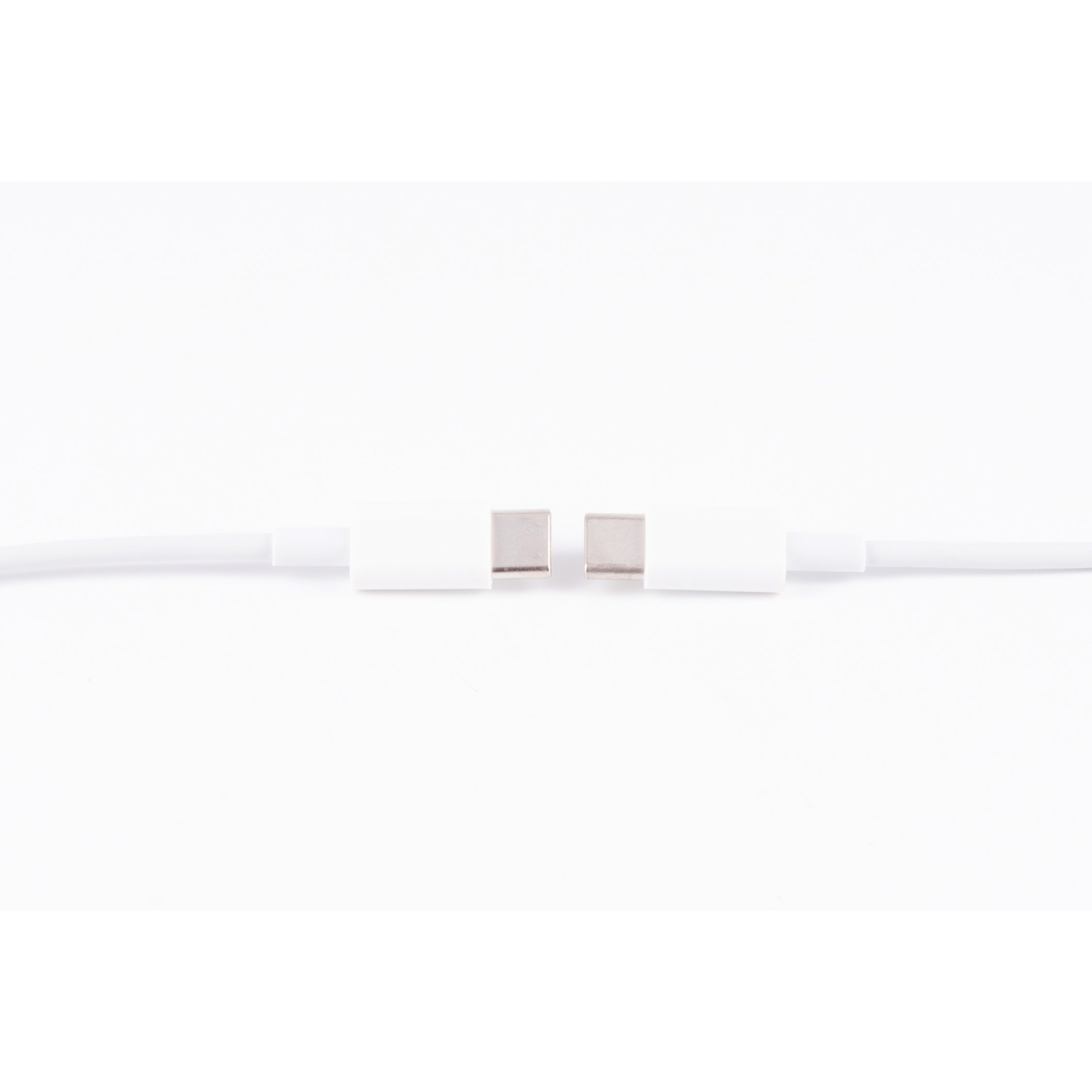 Due cavi USB-C bianchi sono collegati, su una superficie bianca.