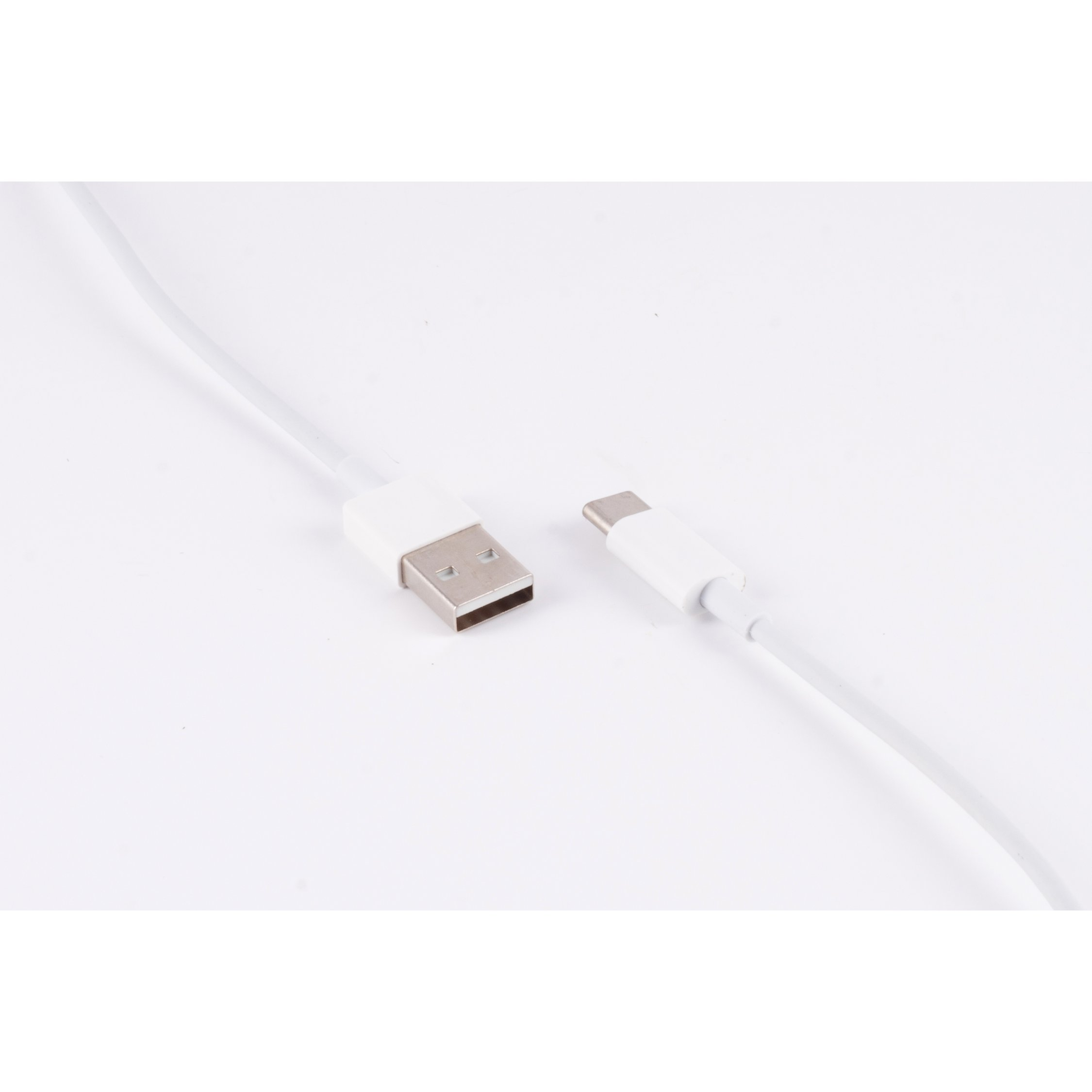 Cavo USB bianco con connettore USB-A e USB-C, su sfondo bianco.