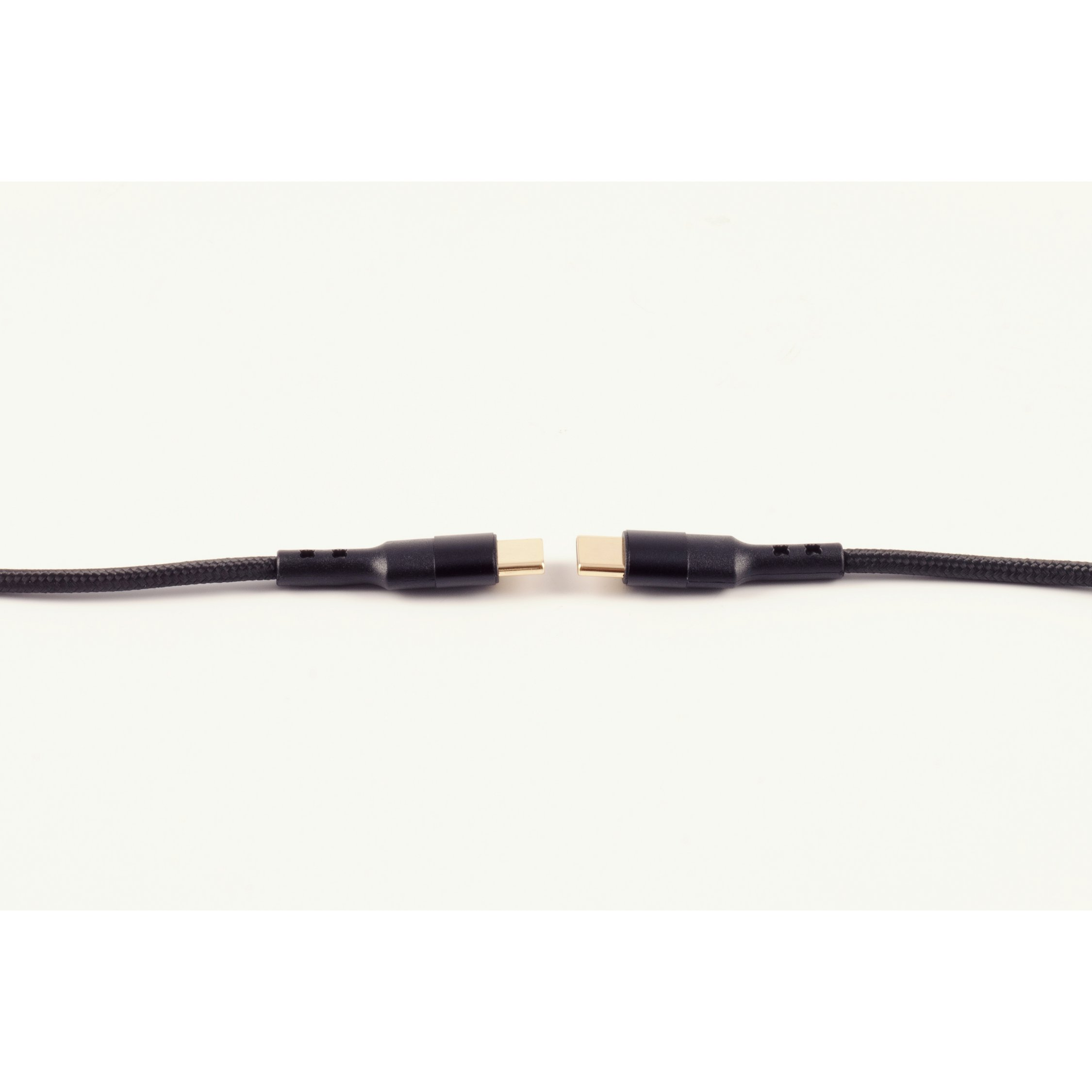 Due cavi USB-C neri, connettori separati, su sfondo bianco.