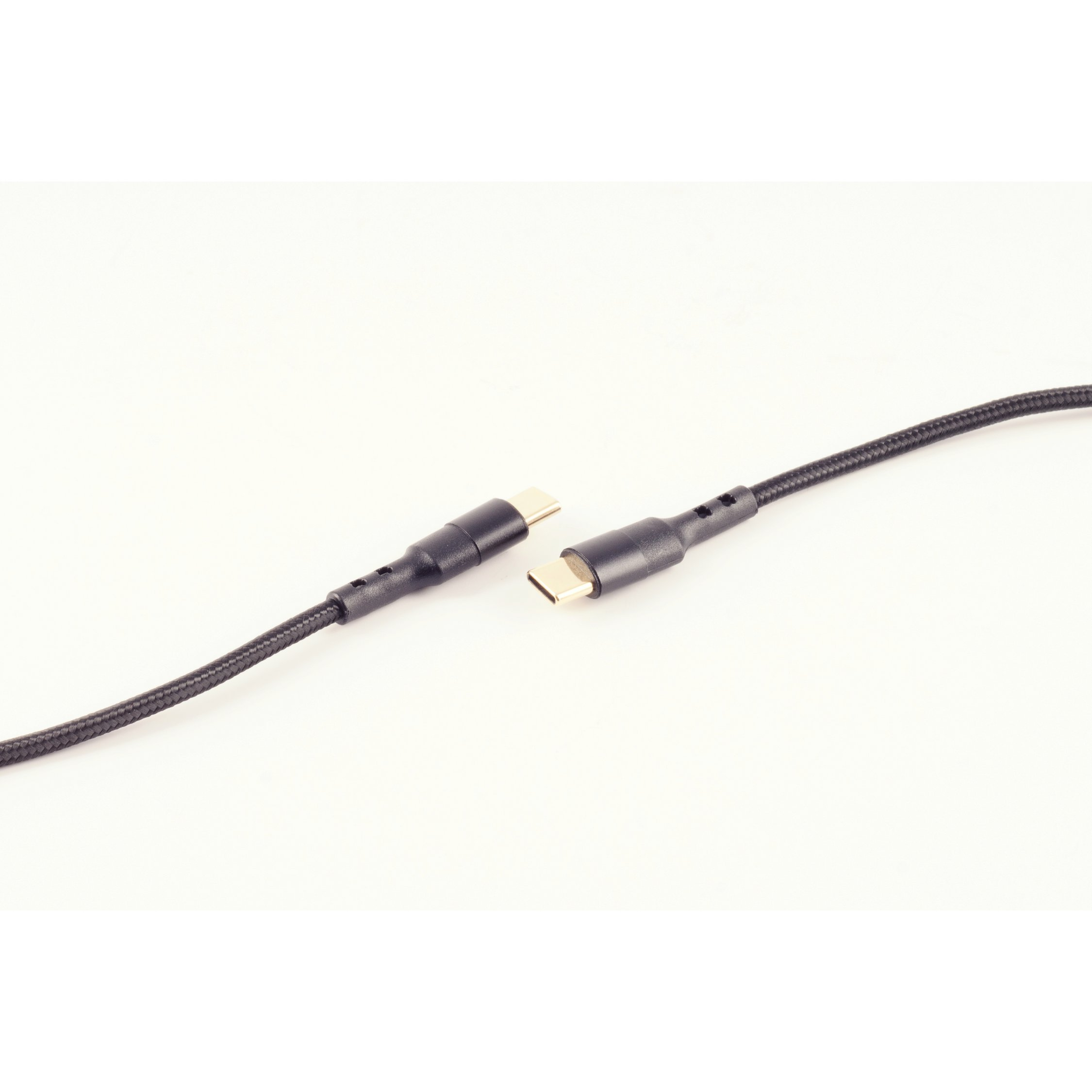 Due cavi USB-C neri, scollegati, su sfondo bianco. Cavo intrecciato a sinistra.