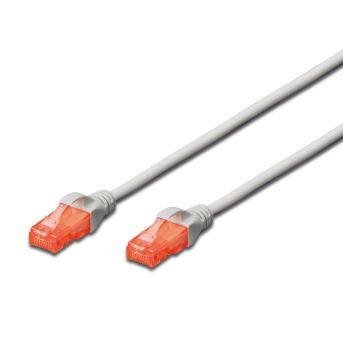 Due cavi ethernet bianchi con connettori arancioni. Lo sfondo è bianco.