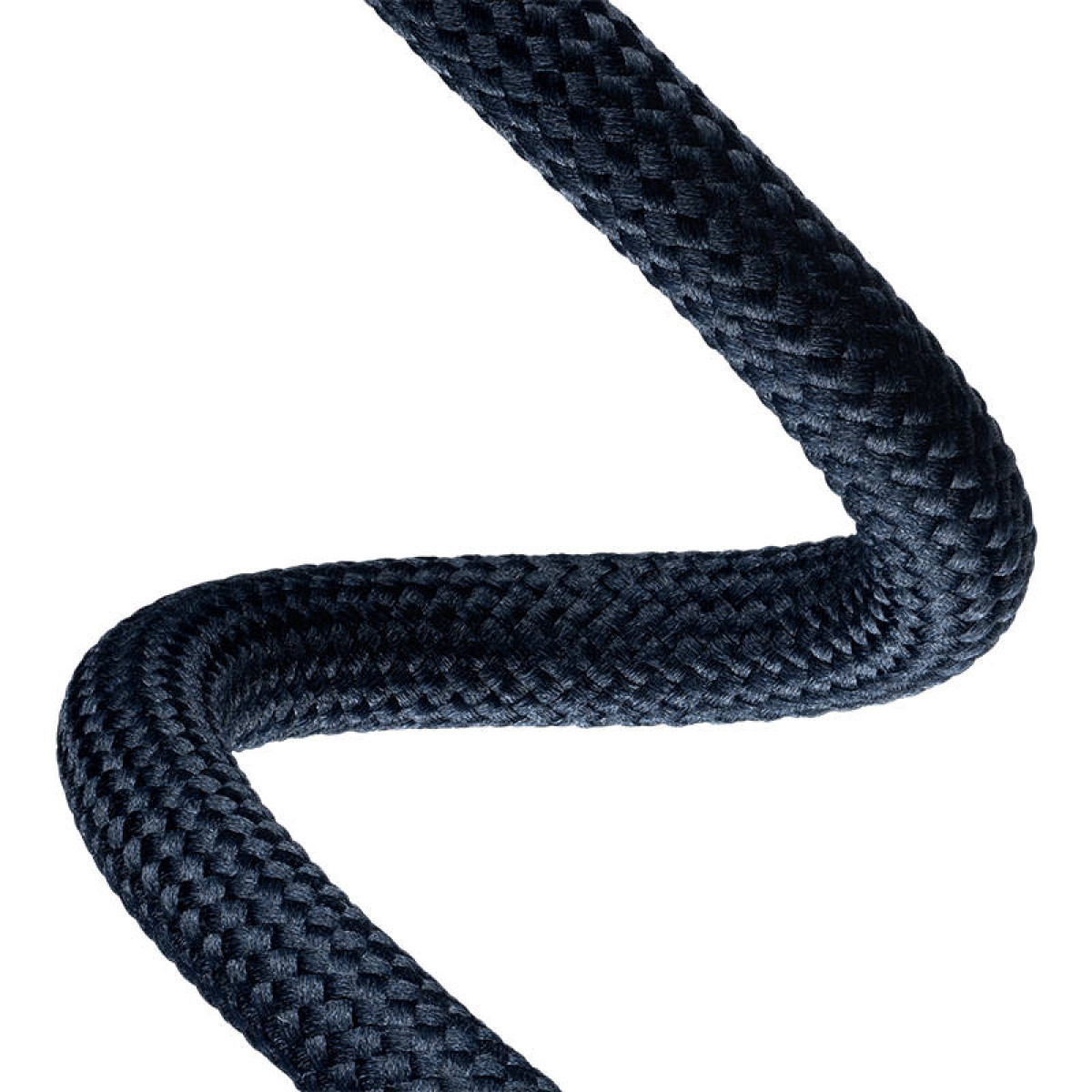 Ciemnoniebieski pleciony kabel na białym tle, tworzący falę.