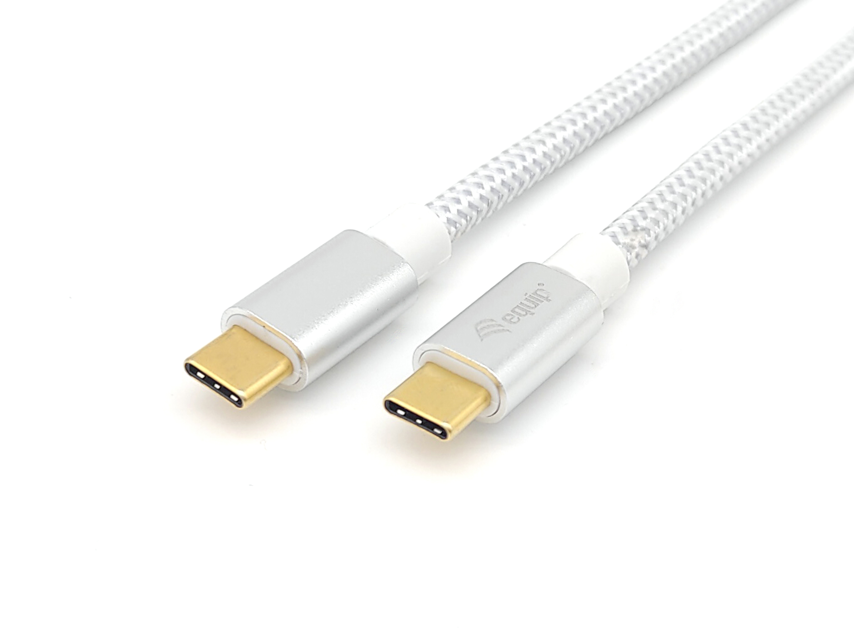 Silbernes USB-C-Kabel. Beide Enden sind USB-C. Weißer Hintergrund.
