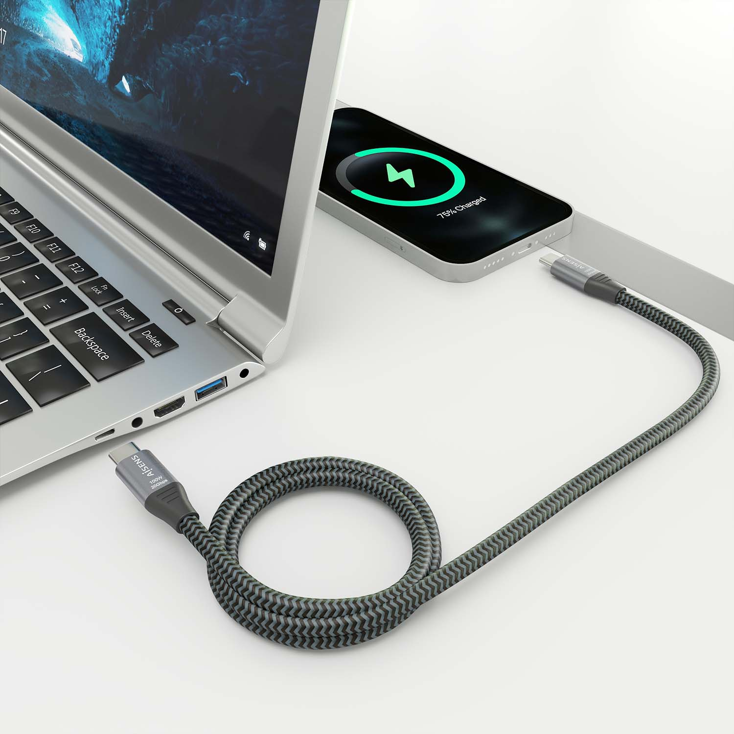 Laptop e telefono collegati con un cavo USB-C nero e verde.