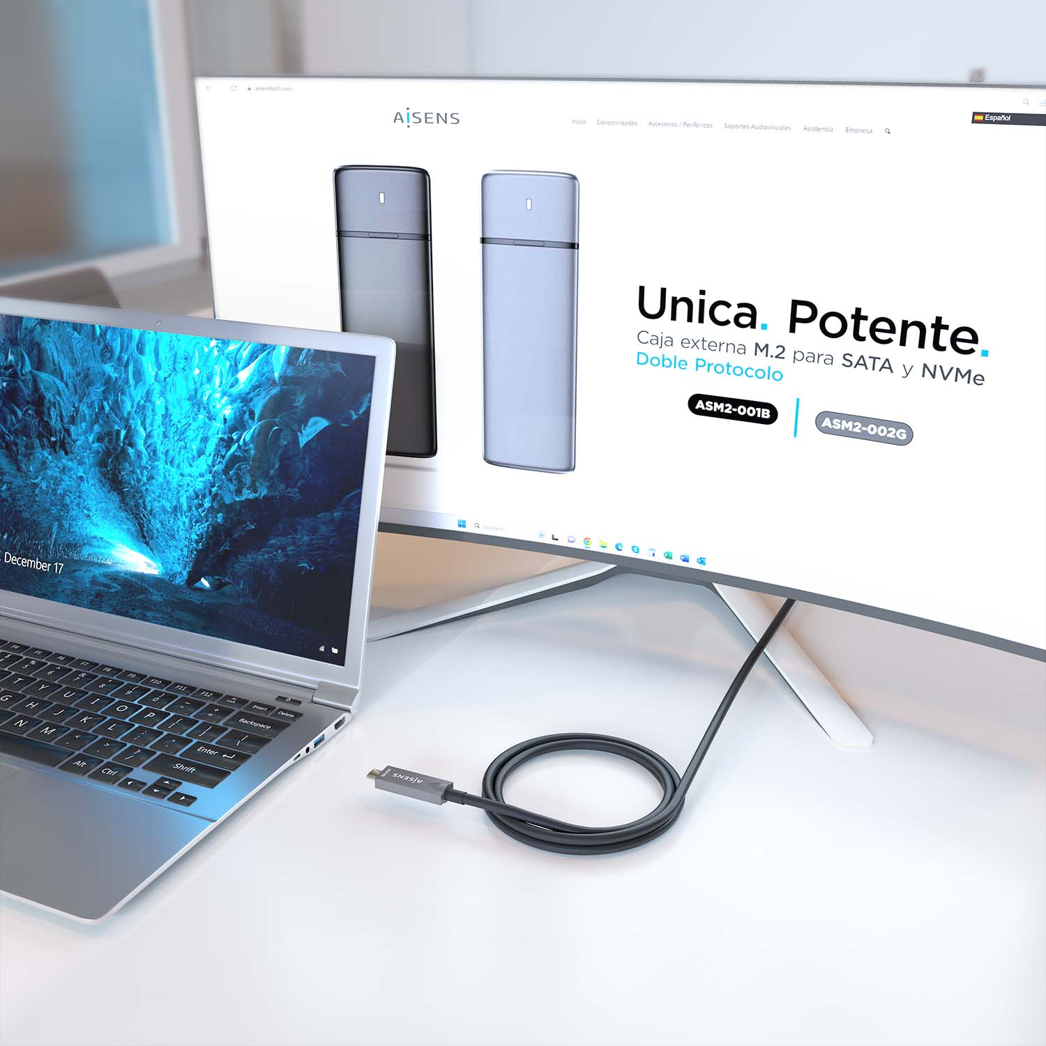 Laptop e monitor che visualizzano un sito web. Un cavo nero collega il laptop al monitor.