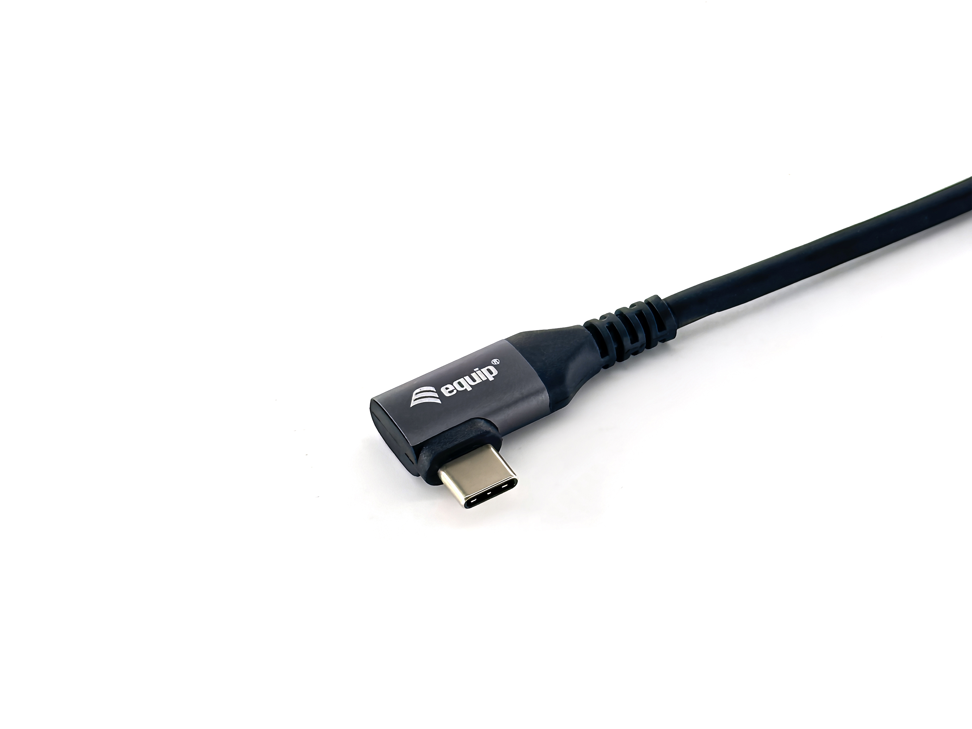 Câble USB-C de marque Equip coudé, noir et gris, fond blanc.