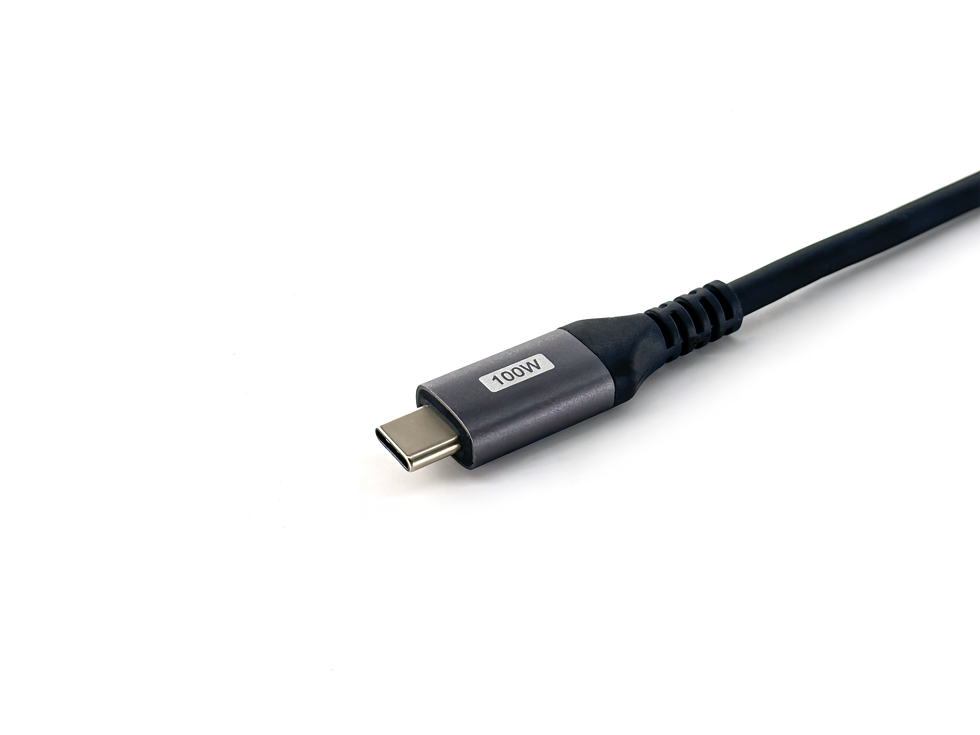 Câble USB-C noir avec une étiquette 100W sur le connecteur, sur fond blanc.