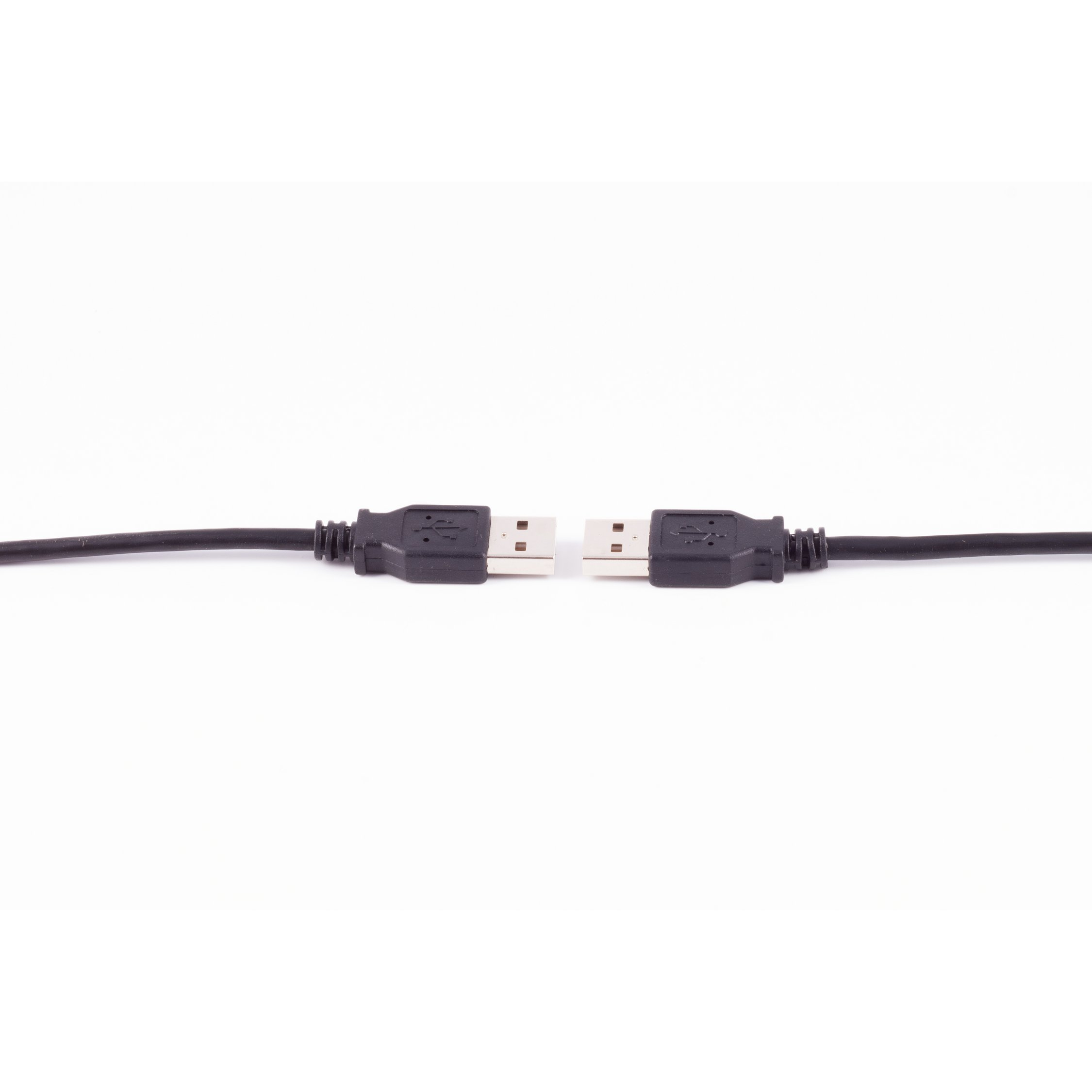 Dwa czarne kable USB, równoległe do siebie, ze złączami skierowanymi ku sobie na białym tle.