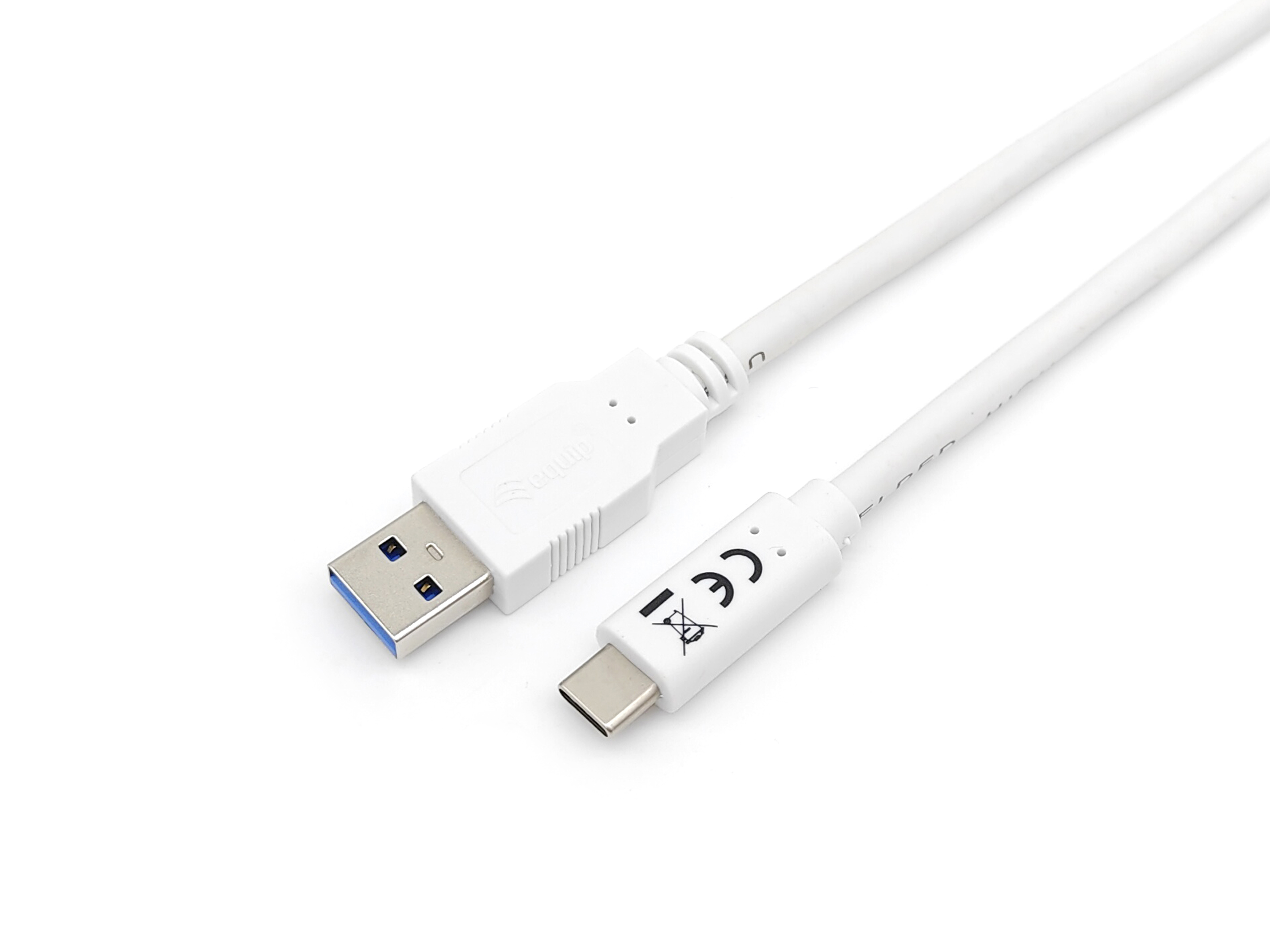 Witte USB-C-kabel. Eén uiteinde is USB-A, de andere is USB-C.