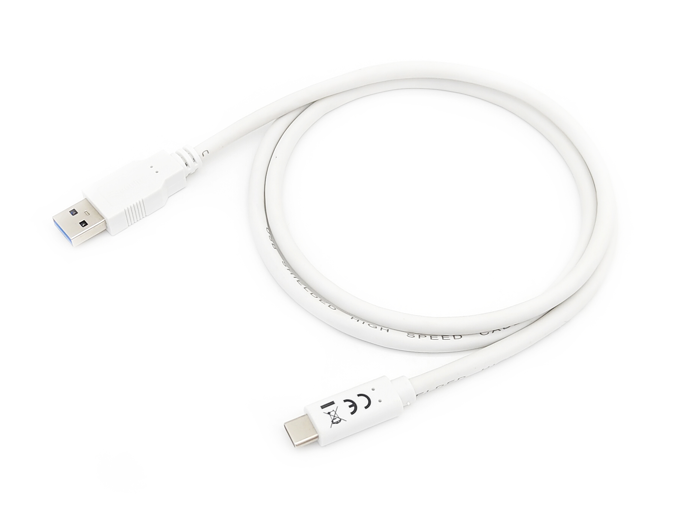 Witte USB-kabel met USB-A- en USB-C-connectoren, op een witte achtergrond.
