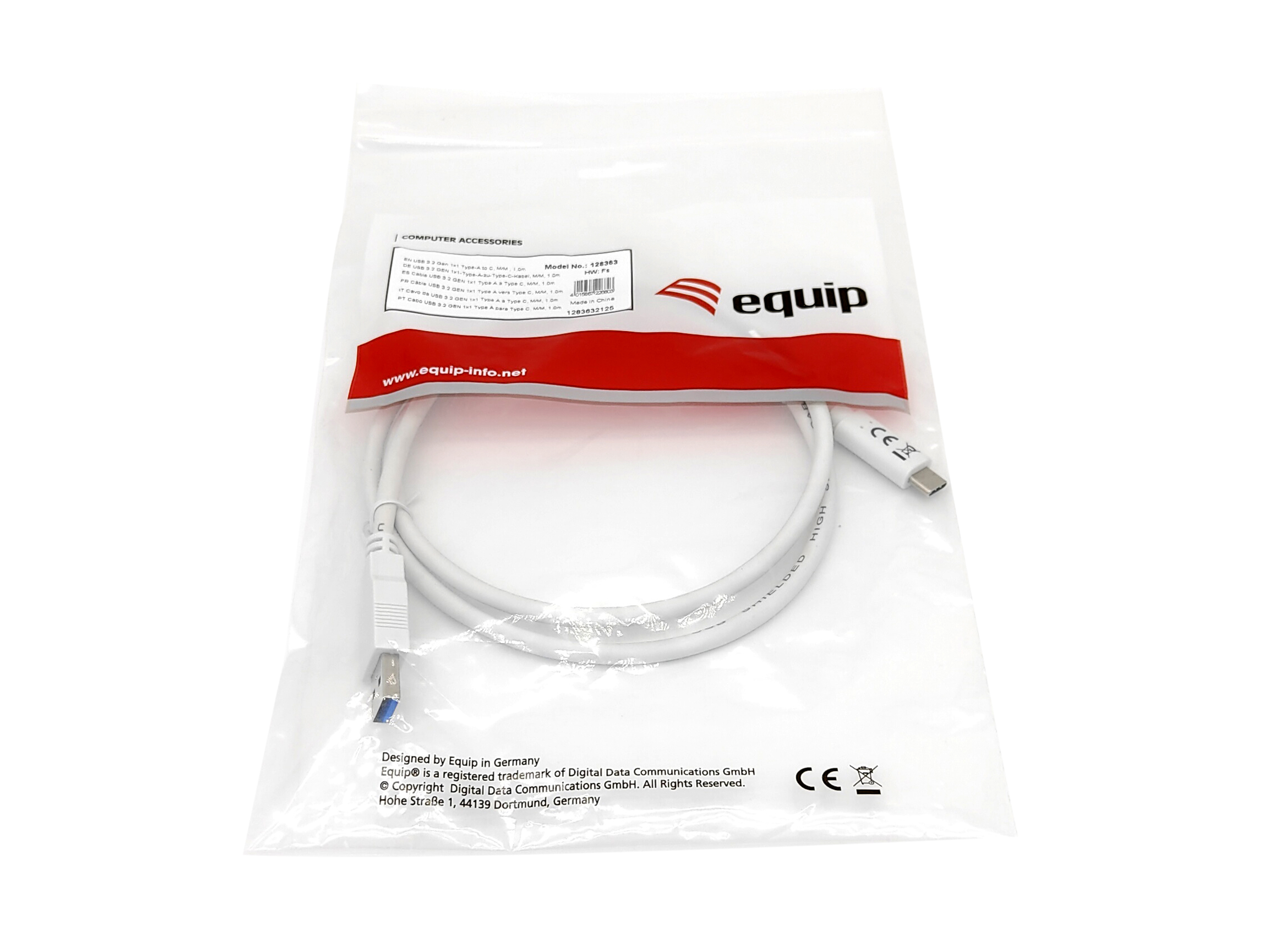 Witte USB-C kabel in een transparante plastic zak. Witte achtergrond.