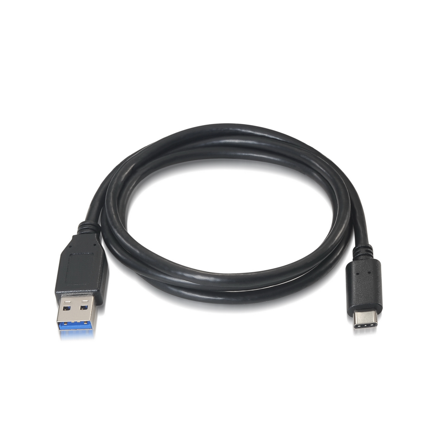 Een zwarte USB-kabel met USB-A- en USB-C-connectoren. De kabel ligt op een witte ondergrond.