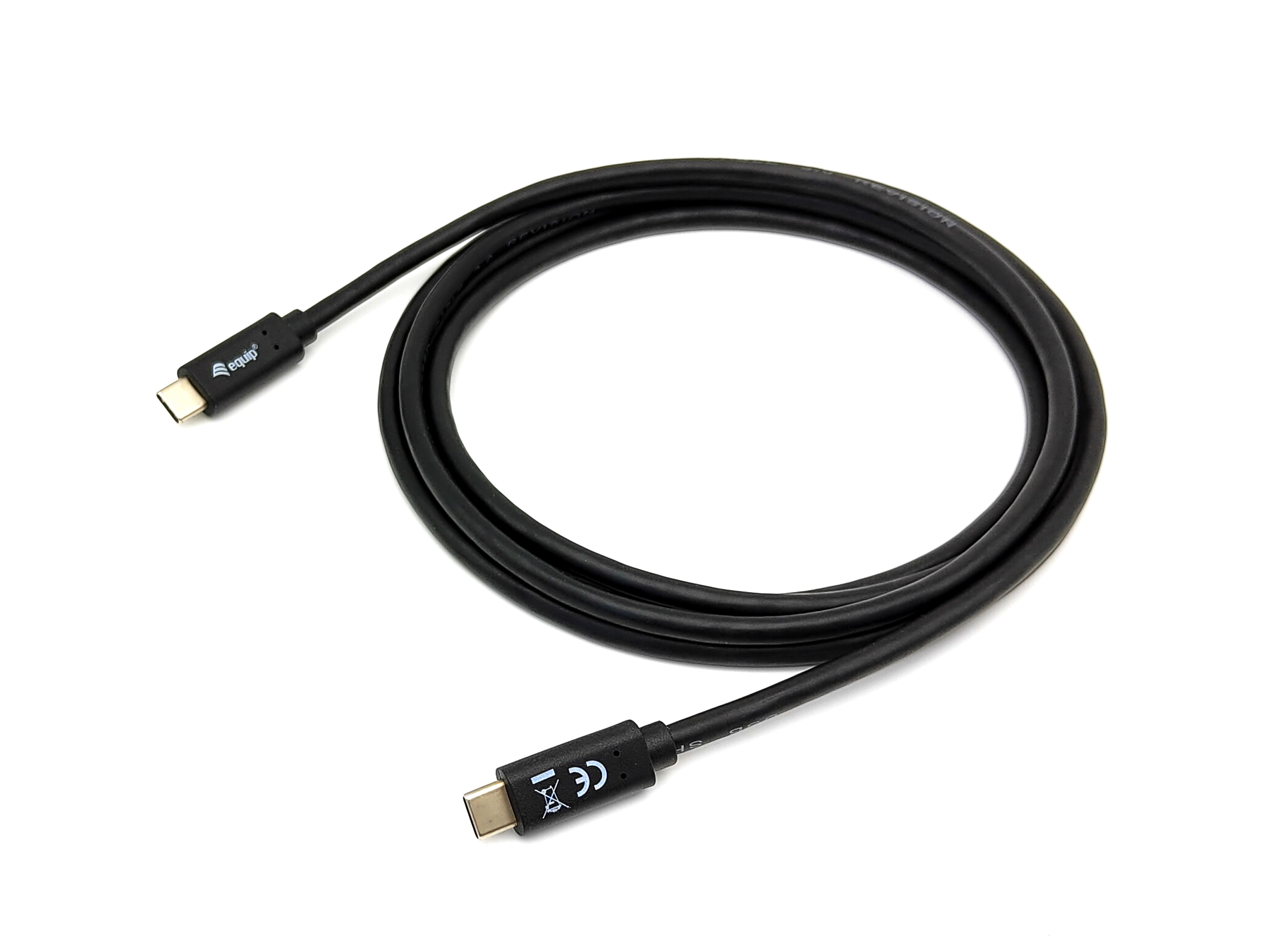 Un câble USB-C noir courbé sur une surface blanche, avec des connecteurs USB-C à chaque extrémité.