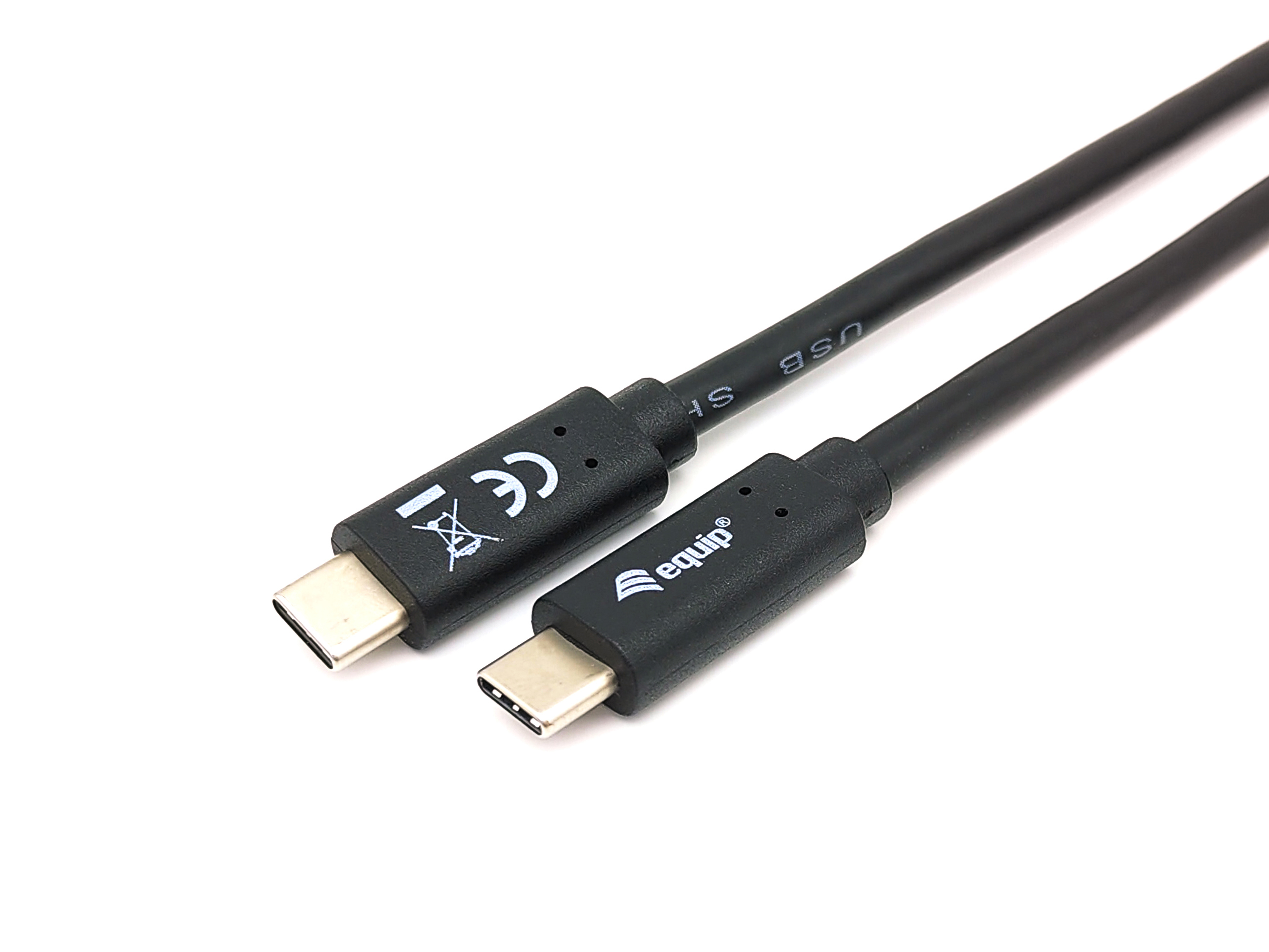 Câbles USB-C noirs avec connecteurs aux extrémités sur fond blanc.
