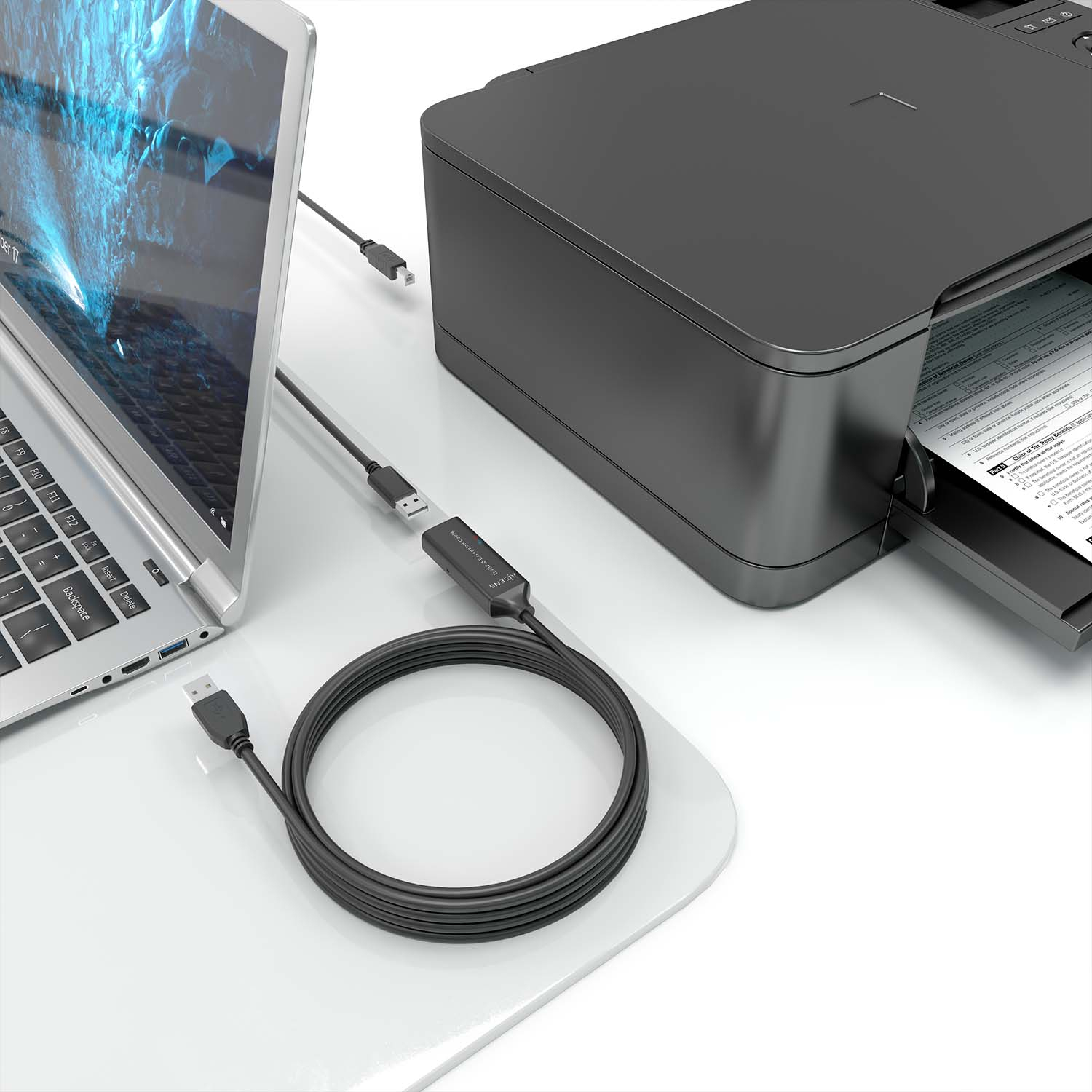 Laptop, printer en USB-kabel. De kabel verbindt de laptop met de printer.
