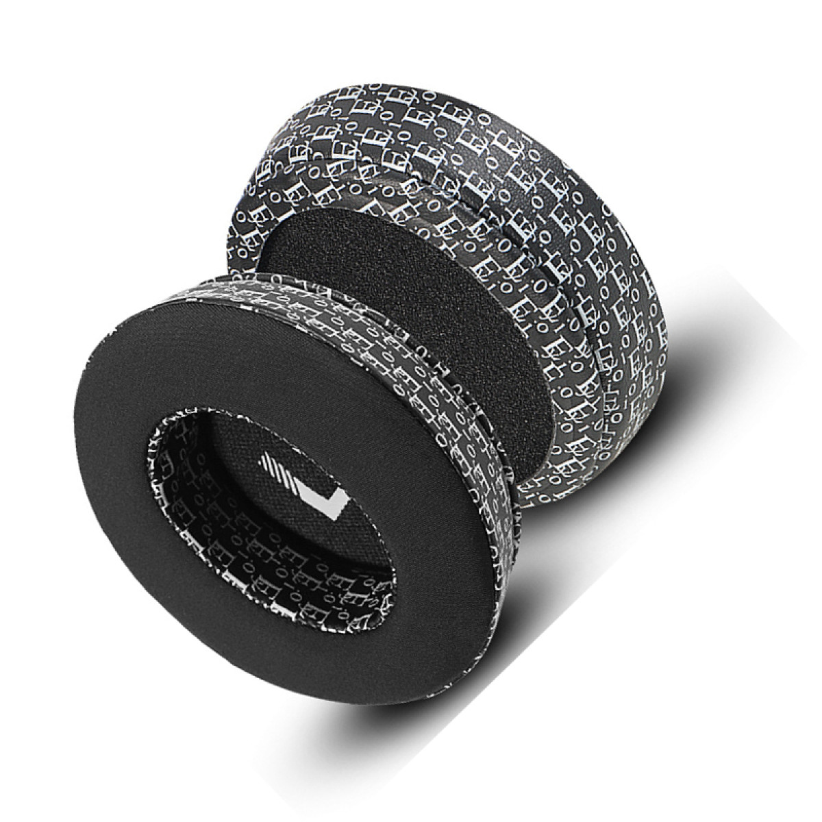 Due cuscinetti auricolari per cuffie con motivo bianco e nero.