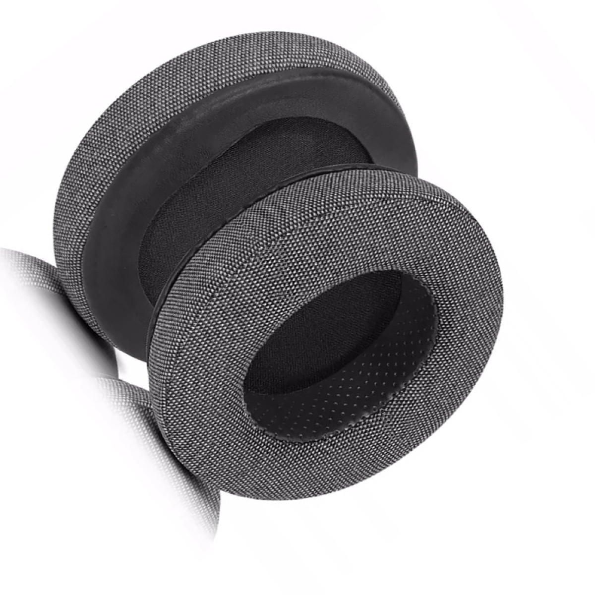 Paio di cuscinetti per cuffie in tessuto grigio con interno nero e superficie perforata.
