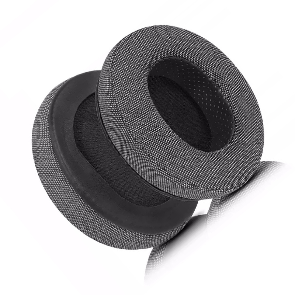 Due cuscinetti auricolari grigi per cuffie. Sono circolari e hanno un aspetto strutturato e intrecciato.