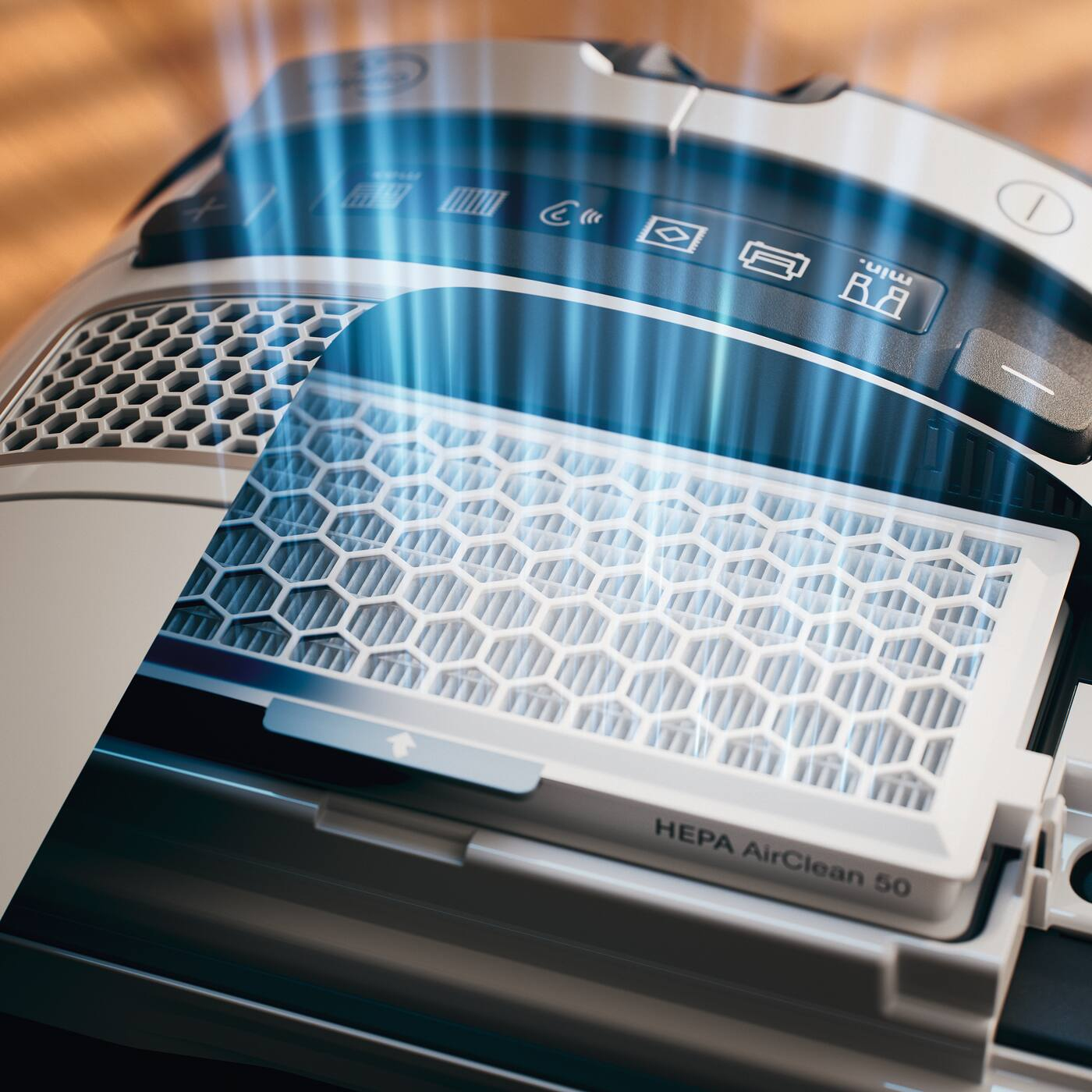 Primo piano del filtro di un aspirapolvere, con etichetta HEPA AirClean 50. Effetto luce blu.