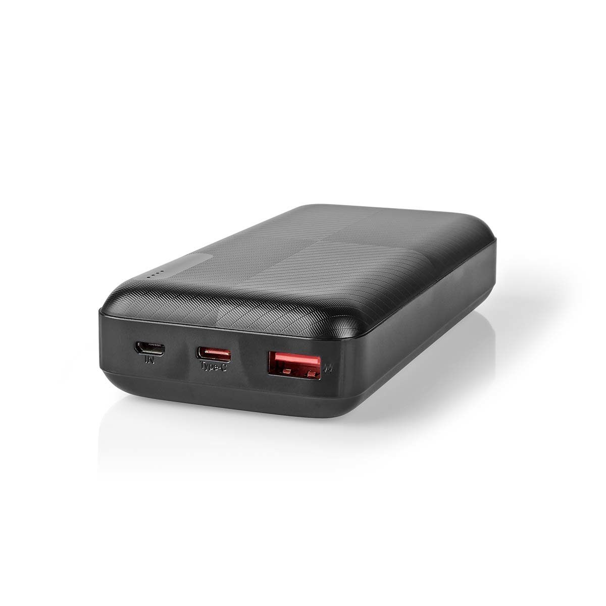 Schwarze Powerbank mit zwei Anschlüssen und rotem Ladeanschluss, auf weißem Grund.