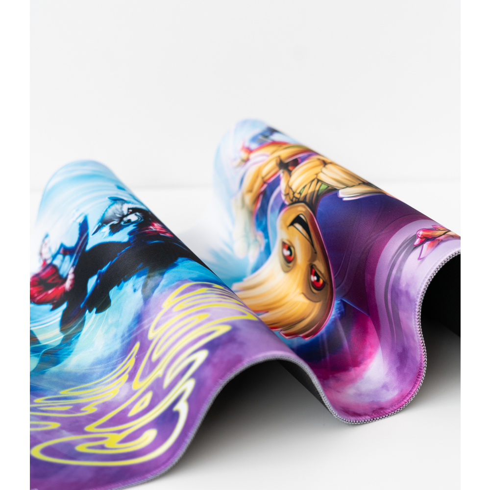 Un mousepad enrollado con un diseño colorido con personajes de dibujos animados. Fondo morado y blanco.