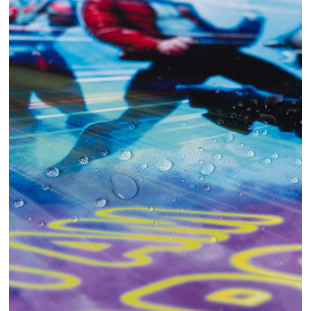 Primer plano de un cartel cubierto de lluvia con figuras borrosas y texto amarillo.