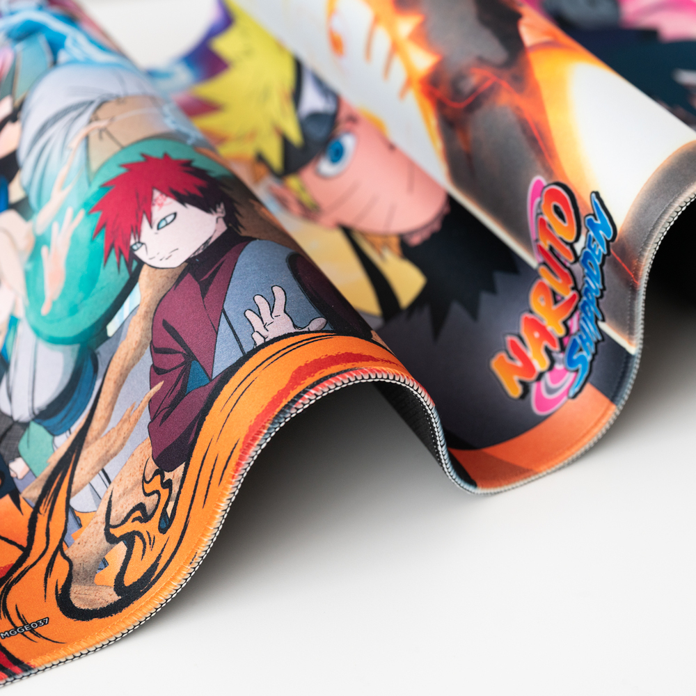 Ein Gaming-Mauspad mit bunten Anime-Charakteren. Die Ränder sind vernäht.