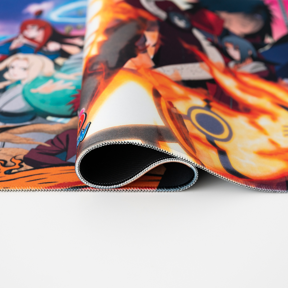 Aufgerolltes Mousepad mit Anime-Charakteren. Bunte Kunst mit schwarzem Rand auf weißer Oberfläche.