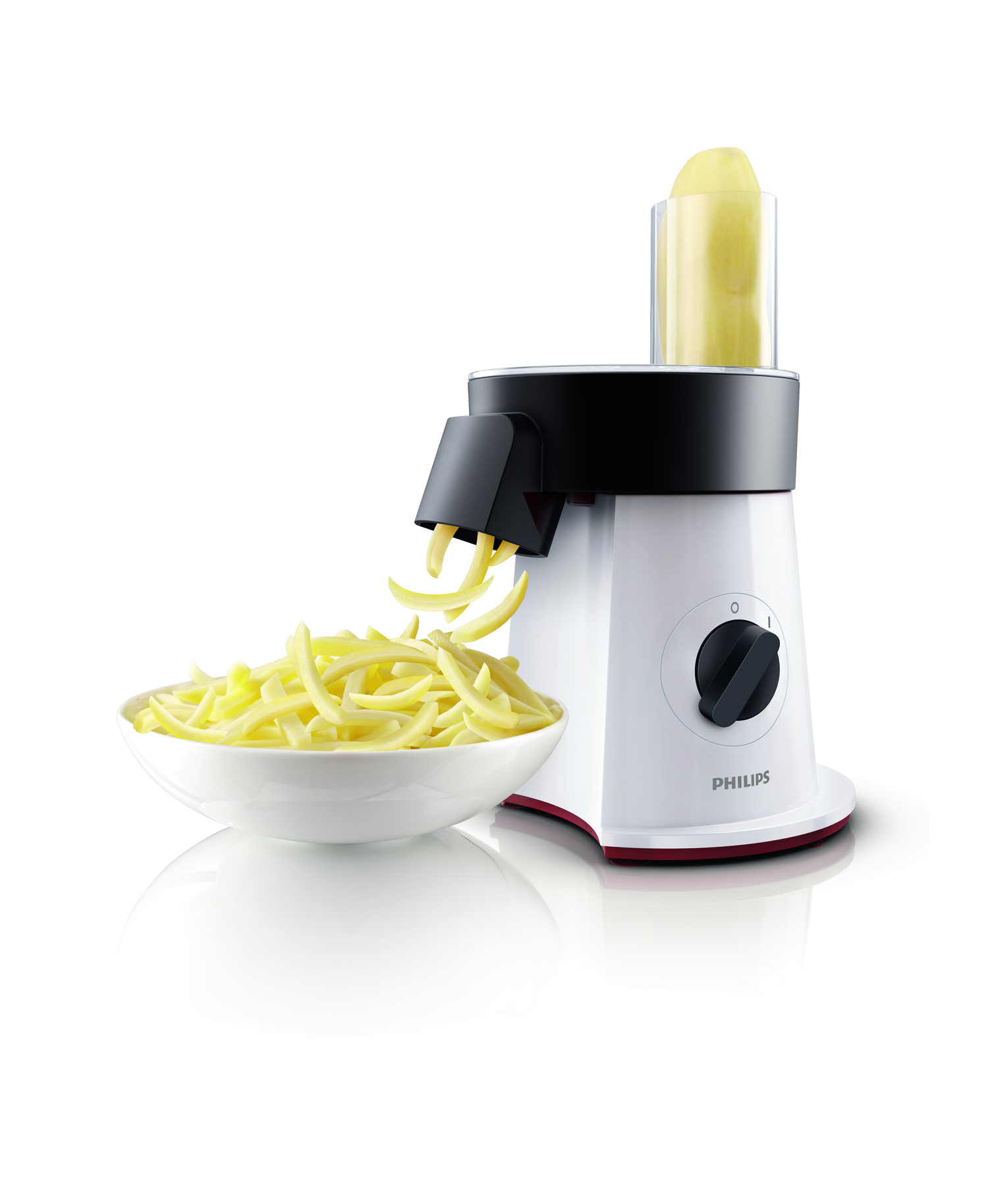 Ein weiß-schwarzer Food Processor mit einer Schüssel Pommes und einer Kartoffel oben, isoliert auf Weiß.